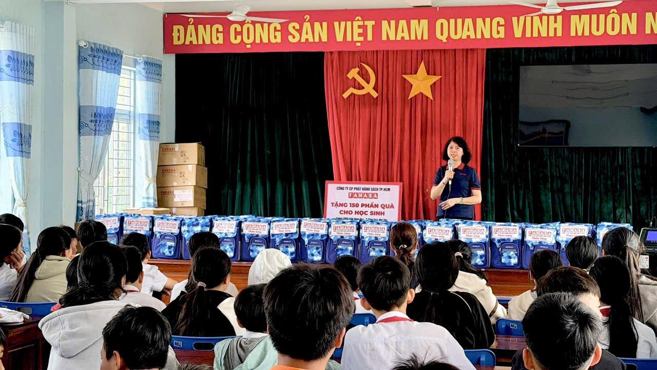 FAHASA Tiếp Sức Cho Các Em Học Sinh Có Hoàn Cảnh Khó Khăn Vùng Lũ Tại Tỉnh Đắk Lắk (Phú Yên Cũ) & Khánh Hòa