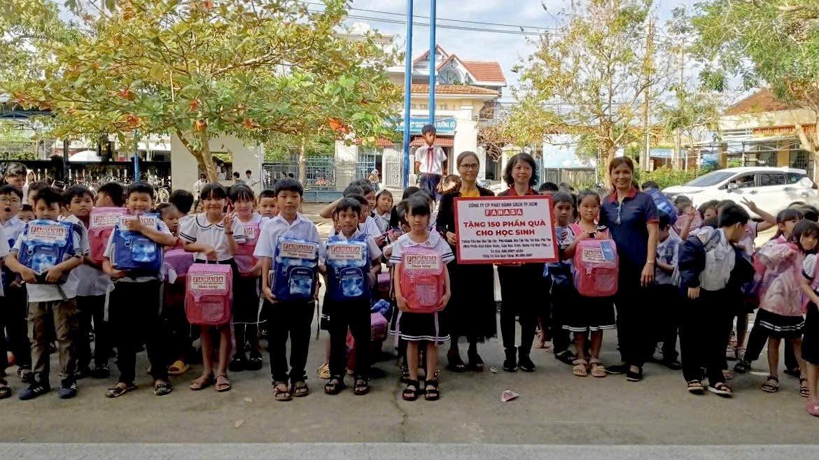 FAHASA Tiếp Sức Cho Các Em Học Sinh Có Hoàn Cảnh Khó Khăn Vùng Lũ Tại Tỉnh Đắk Lắk (Phú Yên Cũ) & Khánh Hòa