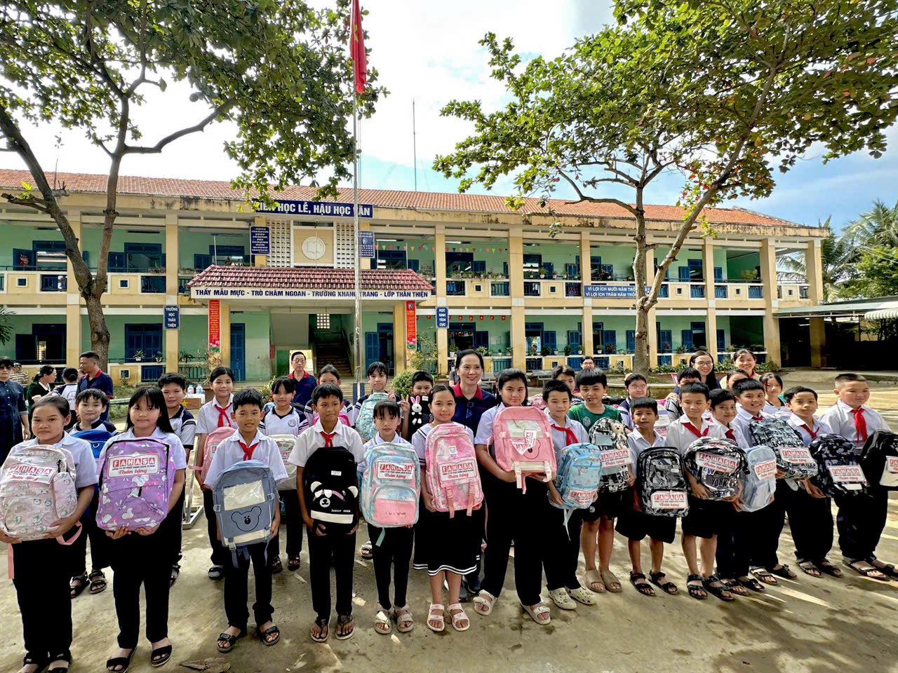 FAHASA Tiếp Sức Cho Các Em Học Sinh Có Hoàn Cảnh Khó Khăn Vùng Lũ Tại Tỉnh Đắk Lắk (Phú Yên Cũ) & Khánh Hòa