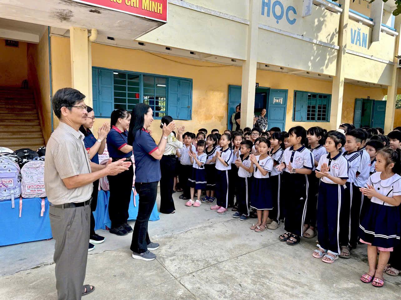 FAHASA Tiếp Sức Cho Các Em Học Sinh Có Hoàn Cảnh Khó Khăn Vùng Lũ Tại Tỉnh Đắk Lắk (Phú Yên Cũ) & Khánh Hòa