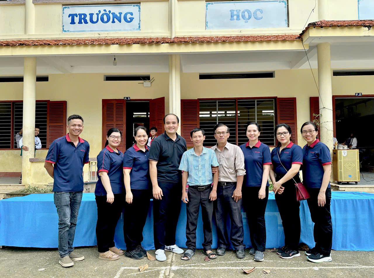 FAHASA Tiếp Sức Cho Các Em Học Sinh Có Hoàn Cảnh Khó Khăn Vùng Lũ Tại Tỉnh Đắk Lắk (Phú Yên Cũ) & Khánh Hòa