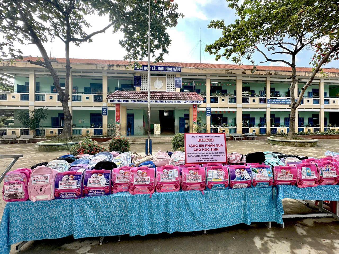 FAHASA Tiếp Sức Cho Các Em Học Sinh Có Hoàn Cảnh Khó Khăn Vùng Lũ Tại Tỉnh Đắk Lắk (Phú Yên Cũ) & Khánh Hòa