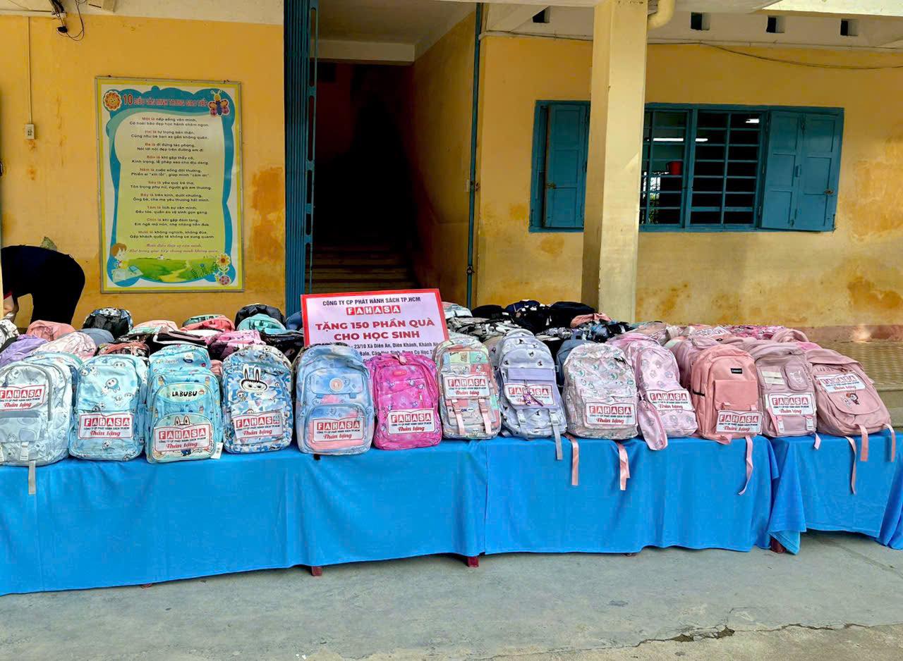 FAHASA Tiếp Sức Cho Các Em Học Sinh Có Hoàn Cảnh Khó Khăn Vùng Lũ Tại Tỉnh Đắk Lắk (Phú Yên Cũ) & Khánh Hòa