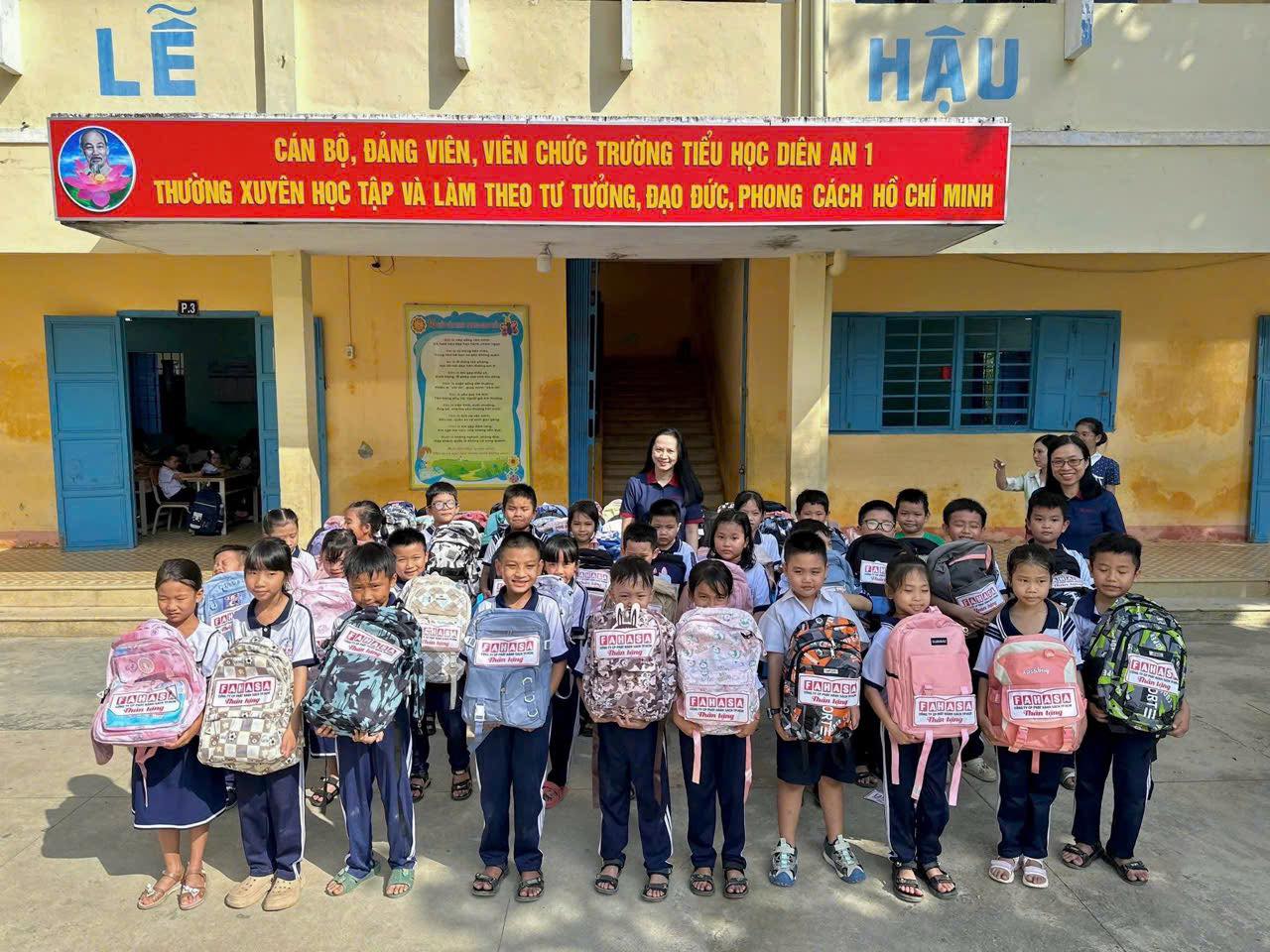 FAHASA Tiếp Sức Cho Các Em Học Sinh Có Hoàn Cảnh Khó Khăn Vùng Lũ Tại Tỉnh Đắk Lắk (Phú Yên Cũ) & Khánh Hòa