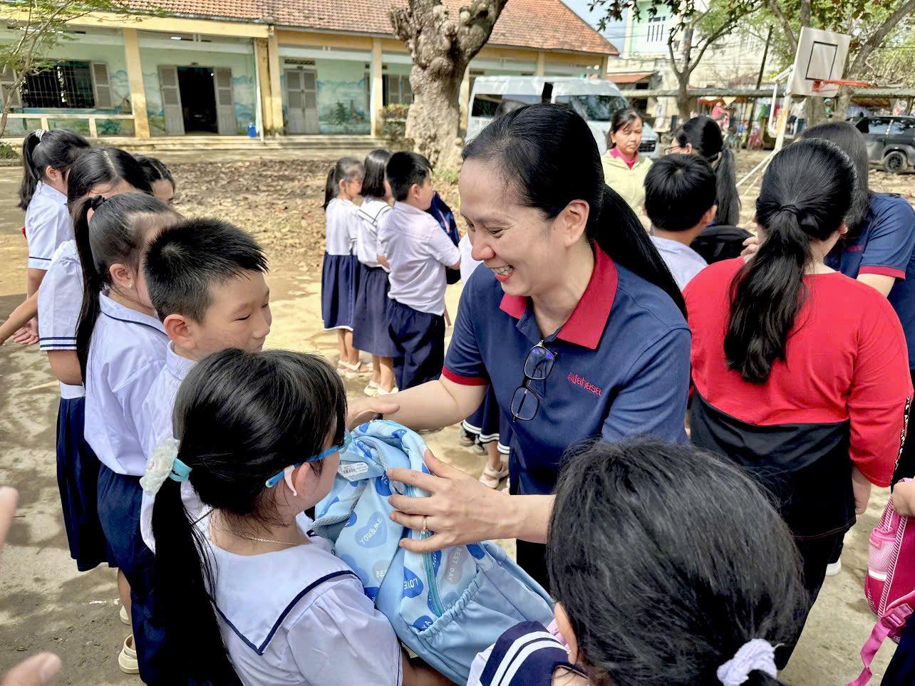 FAHASA Tiếp Sức Cho Các Em Học Sinh Có Hoàn Cảnh Khó Khăn Vùng Lũ Tại Tỉnh Đắk Lắk (Phú Yên Cũ) & Khánh Hòa