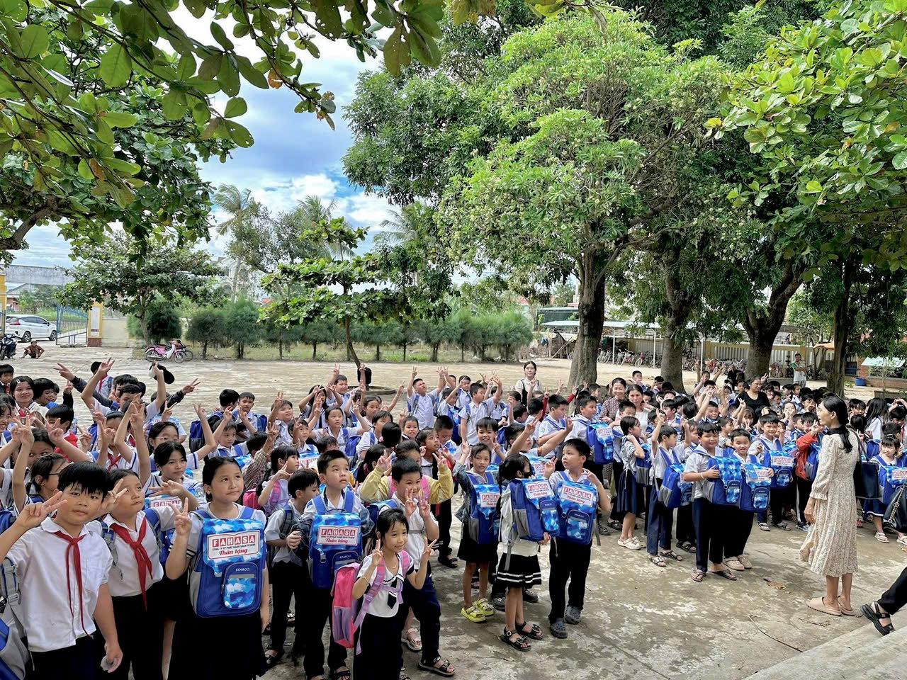 FAHASA Tiếp Sức Cho Các Em Học Sinh Có Hoàn Cảnh Khó Khăn Vùng Lũ Tại Tỉnh Đắk Lắk (Phú Yên Cũ) & Khánh Hòa