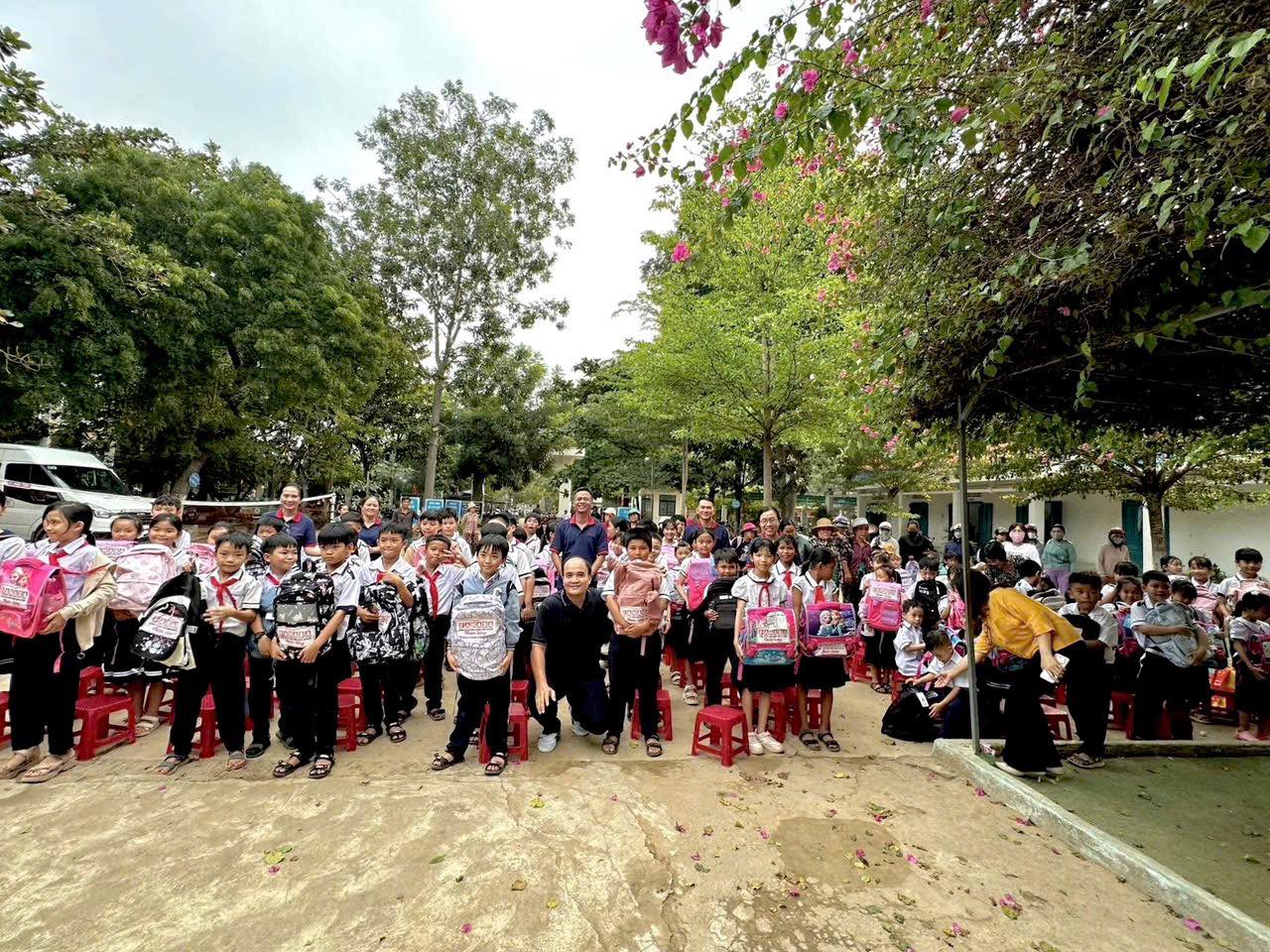 FAHASA Tiếp Sức Cho Các Em Học Sinh Có Hoàn Cảnh Khó Khăn Vùng Lũ Tại Tỉnh Đắk Lắk (Phú Yên Cũ) & Khánh Hòa