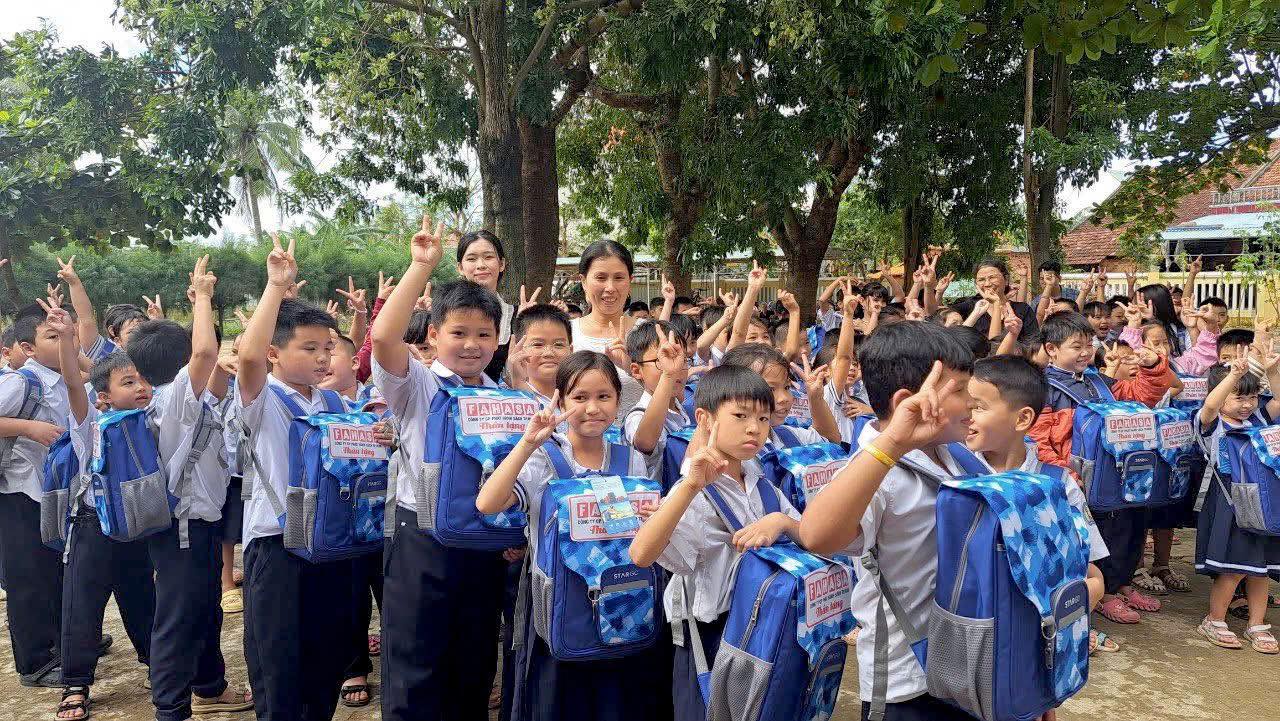 FAHASA Tiếp Sức Cho Các Em Học Sinh Có Hoàn Cảnh Khó Khăn Vùng Lũ Tại Tỉnh Đắk Lắk (Phú Yên Cũ) & Khánh Hòa