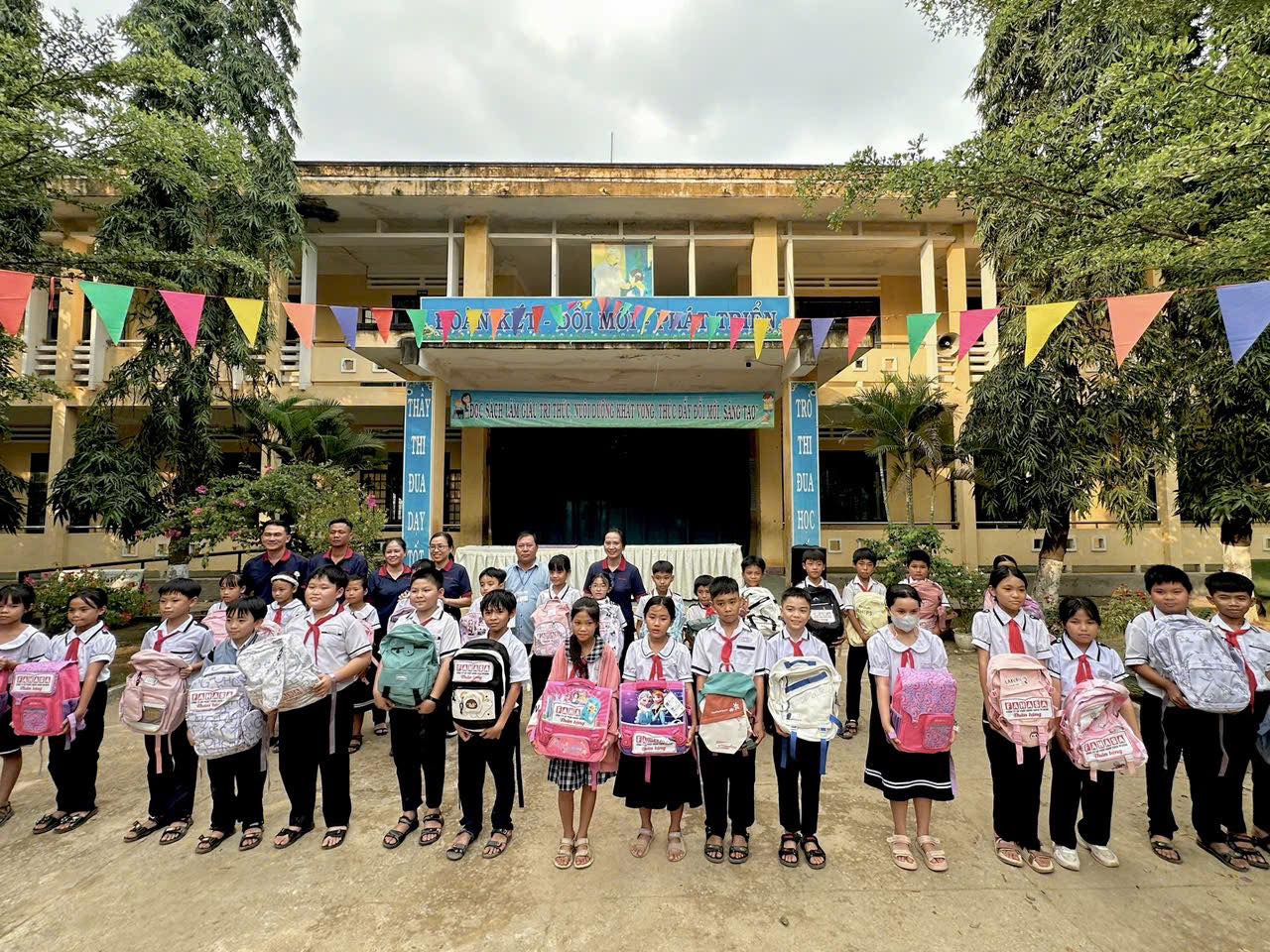 FAHASA Tiếp Sức Cho Các Em Học Sinh Có Hoàn Cảnh Khó Khăn Vùng Lũ Tại Tỉnh Đắk Lắk (Phú Yên Cũ) & Khánh Hòa