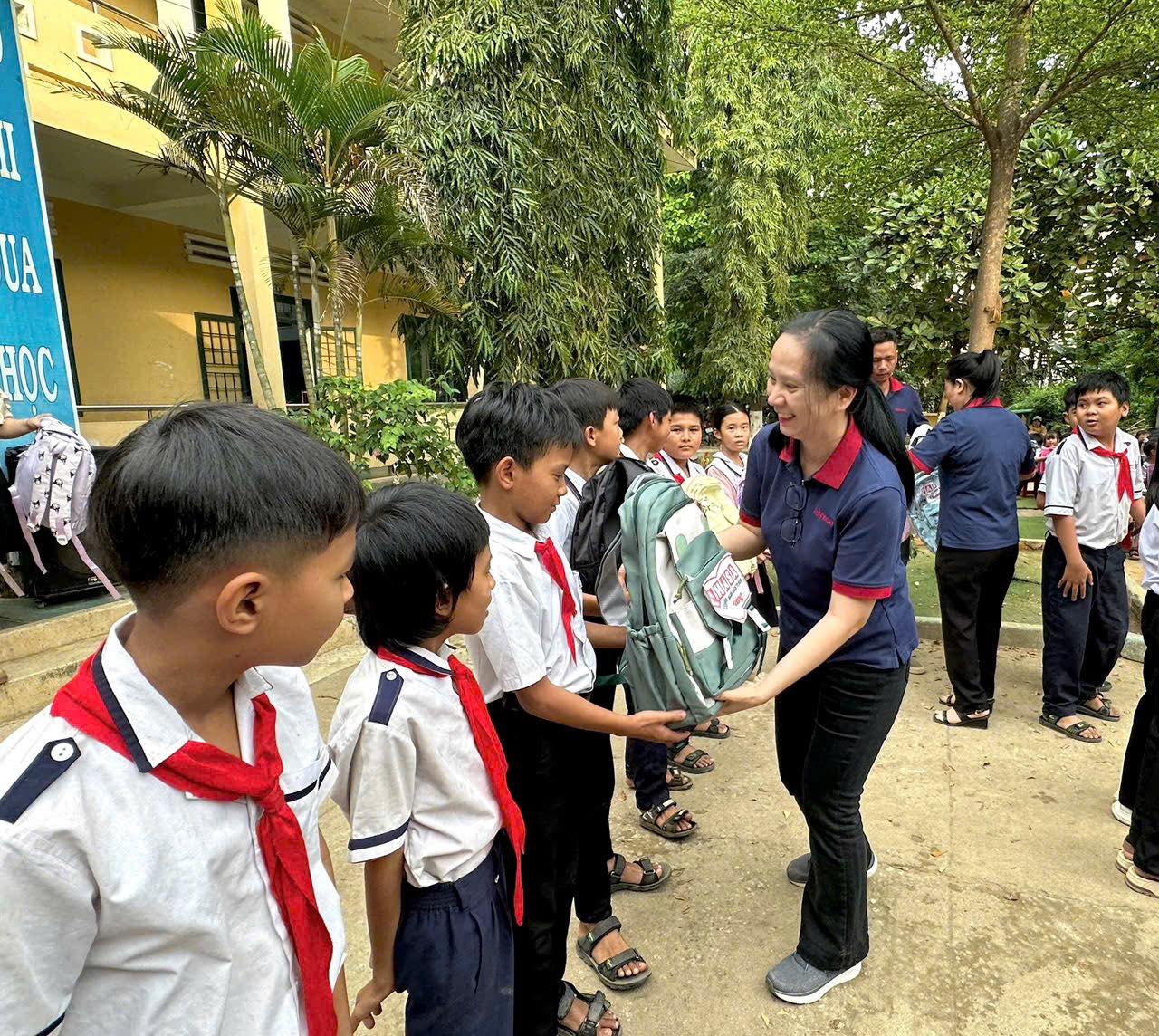 FAHASA Tiếp Sức Cho Các Em Học Sinh Có Hoàn Cảnh Khó Khăn Vùng Lũ Tại Tỉnh Đắk Lắk (Phú Yên Cũ) & Khánh Hòa