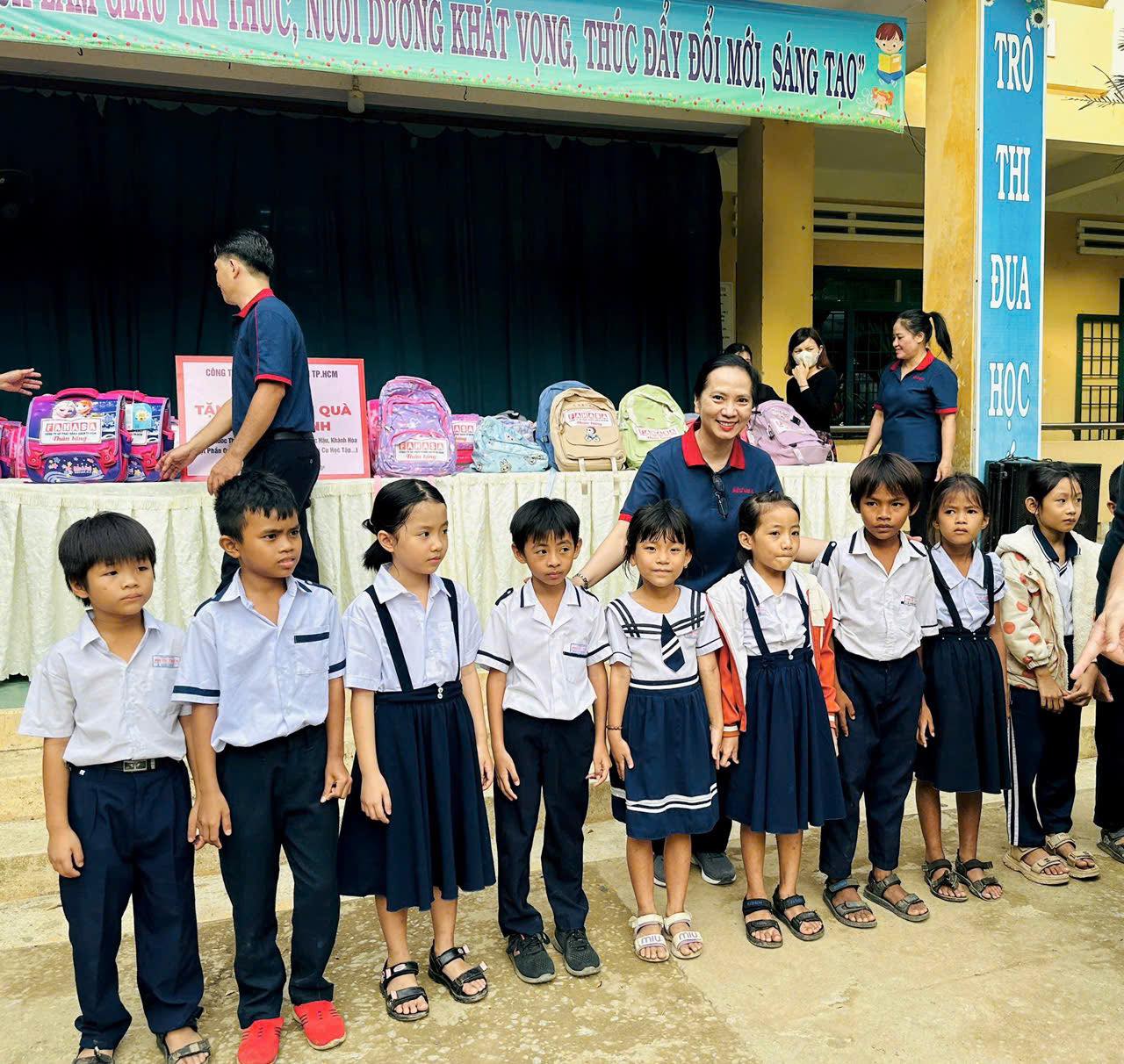 FAHASA Tiếp Sức Cho Các Em Học Sinh Có Hoàn Cảnh Khó Khăn Vùng Lũ Tại Tỉnh Đắk Lắk (Phú Yên Cũ) & Khánh Hòa