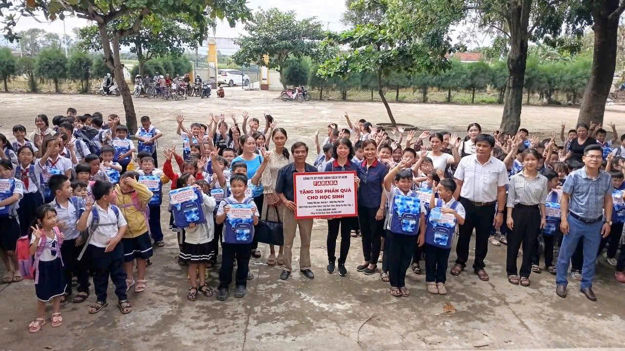 FAHASA Tiếp Sức Cho Các Em Học Sinh Có Hoàn Cảnh Khó Khăn Vùng Lũ Tại Tỉnh Đắk Lắk (Phú Yên Cũ) & Khánh Hòa