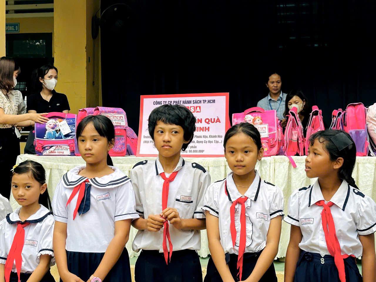 FAHASA Tiếp Sức Cho Các Em Học Sinh Có Hoàn Cảnh Khó Khăn Vùng Lũ Tại Tỉnh Đắk Lắk (Phú Yên Cũ) & Khánh Hòa