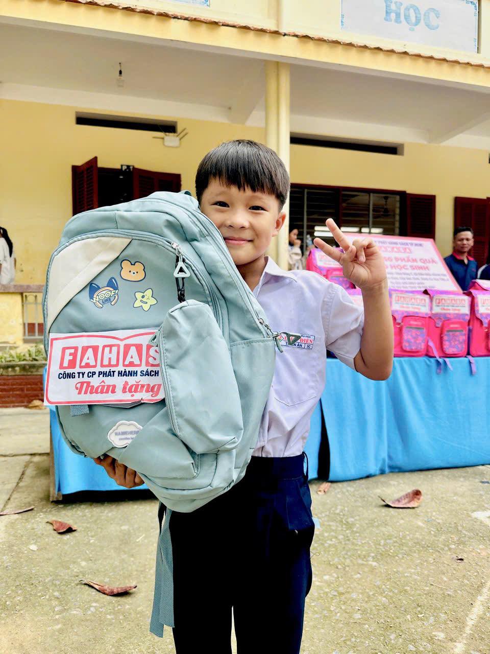 FAHASA Tiếp Sức Cho Các Em Học Sinh Có Hoàn Cảnh Khó Khăn Vùng Lũ Tại Tỉnh Đắk Lắk (Phú Yên Cũ) & Khánh Hòa