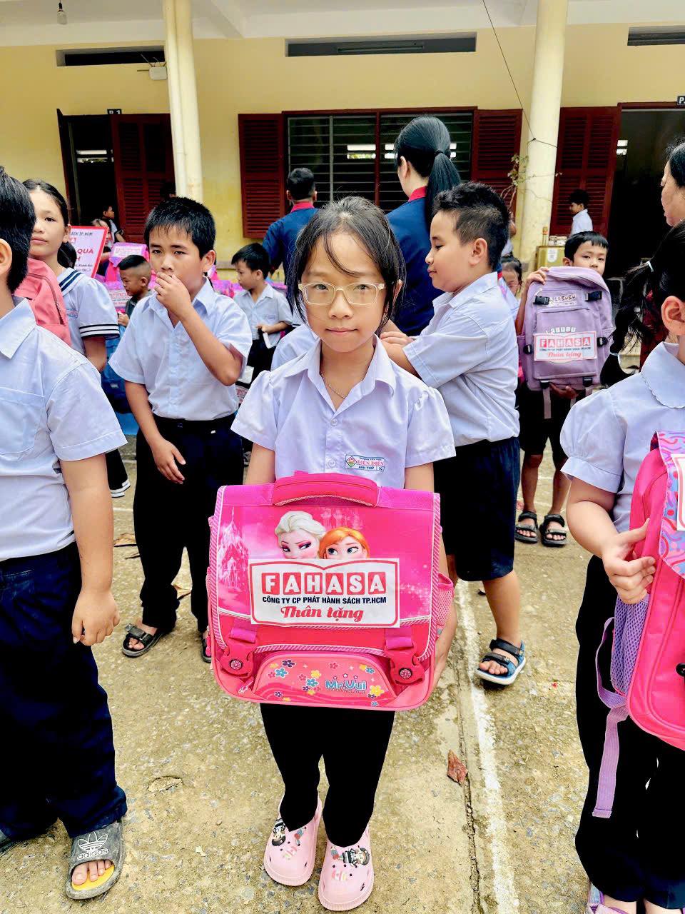 FAHASA Tiếp Sức Cho Các Em Học Sinh Có Hoàn Cảnh Khó Khăn Vùng Lũ Tại Tỉnh Đắk Lắk (Phú Yên Cũ) & Khánh Hòa