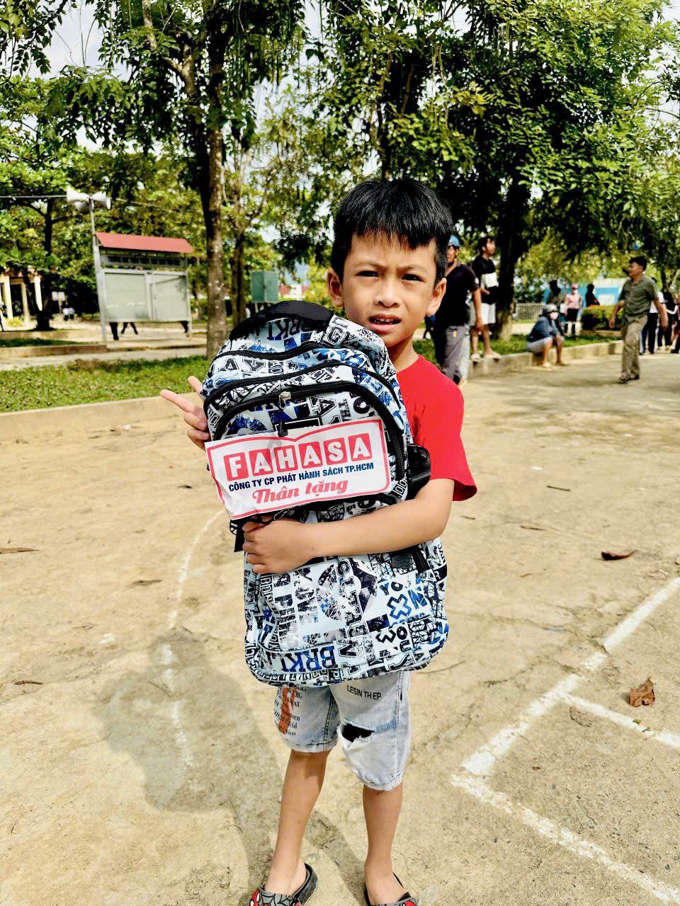 FAHASA Tiếp Sức Cho Các Em Học Sinh Có Hoàn Cảnh Khó Khăn Vùng Lũ Tại Tỉnh Đắk Lắk (Phú Yên Cũ) & Khánh Hòa