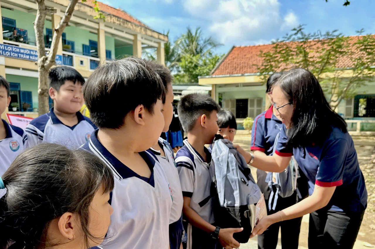 FAHASA Tiếp Sức Cho Các Em Học Sinh Có Hoàn Cảnh Khó Khăn Vùng Lũ Tại Tỉnh Đắk Lắk (Phú Yên Cũ) & Khánh Hòa