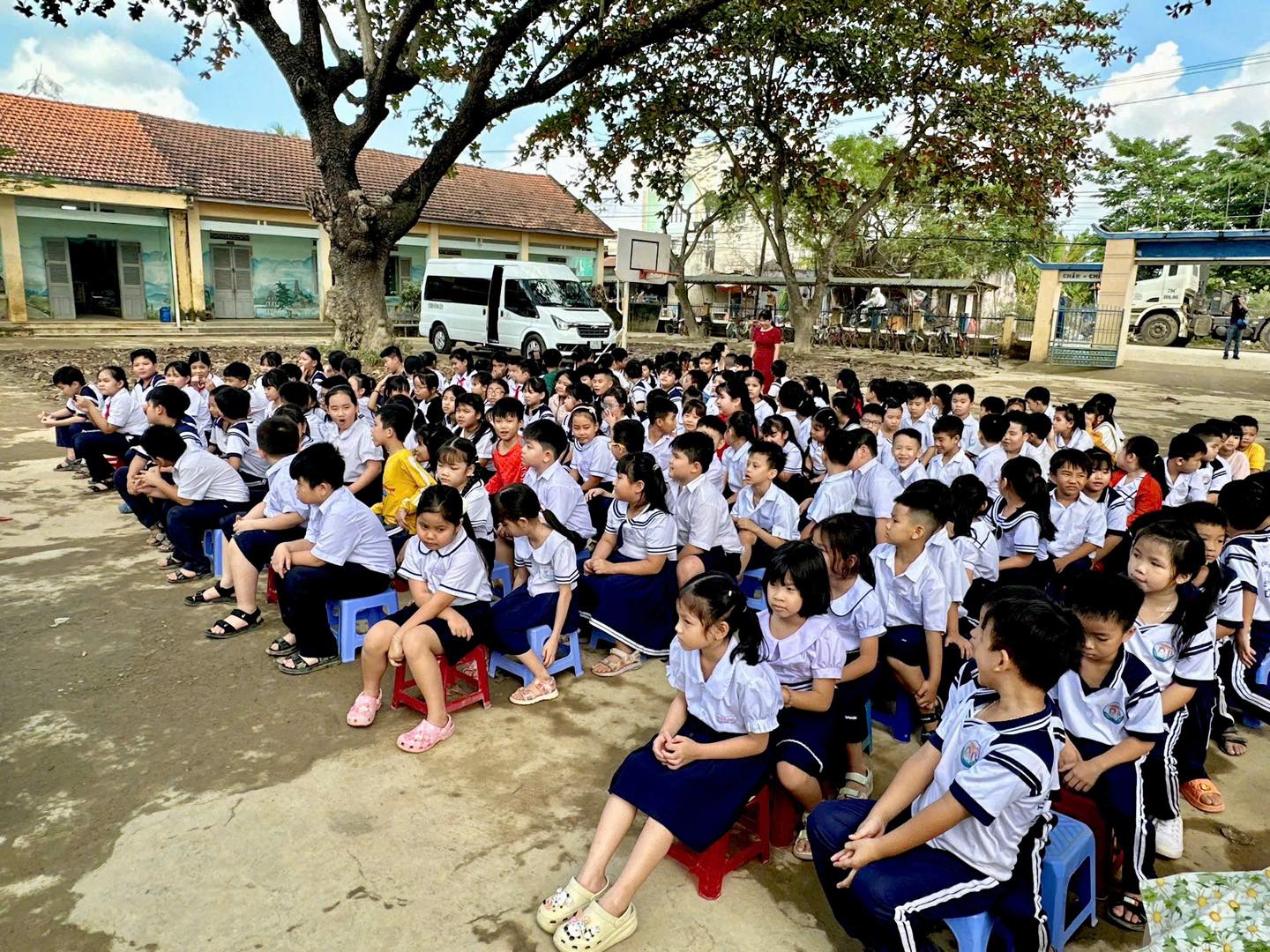 FAHASA Tiếp Sức Cho Các Em Học Sinh Có Hoàn Cảnh Khó Khăn Vùng Lũ Tại Tỉnh Đắk Lắk (Phú Yên Cũ) & Khánh Hòa