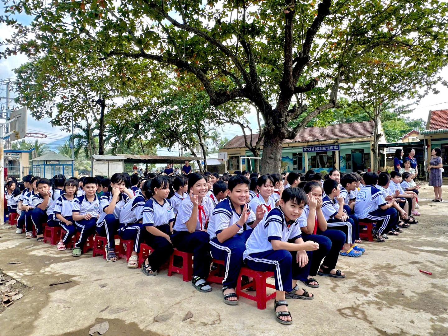 FAHASA Tiếp Sức Cho Các Em Học Sinh Có Hoàn Cảnh Khó Khăn Vùng Lũ Tại Tỉnh Đắk Lắk (Phú Yên Cũ) & Khánh Hòa