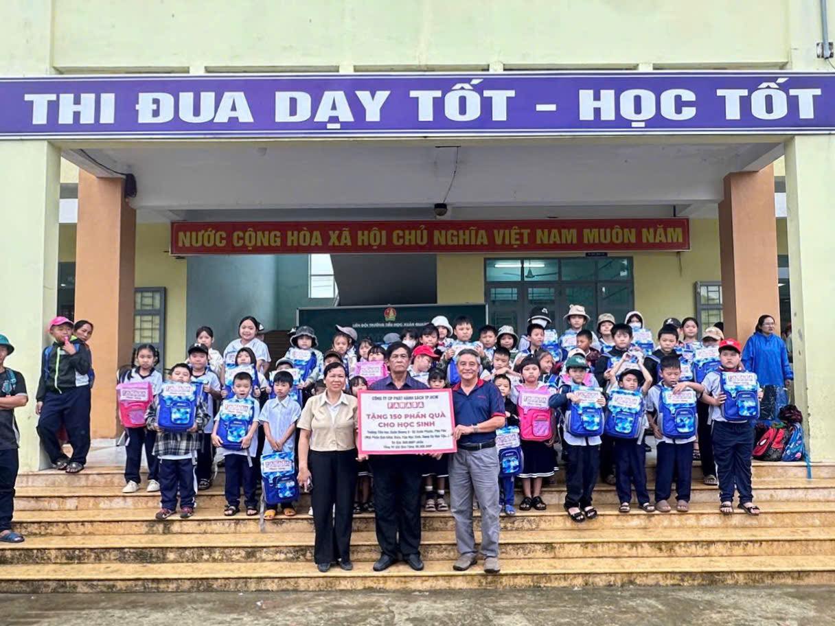 FAHASA Tiếp Sức Cho Các Em Học Sinh Có Hoàn Cảnh Khó Khăn Vùng Lũ Tại Tỉnh Đắk Lắk (Phú Yên Cũ) & Khánh Hòa