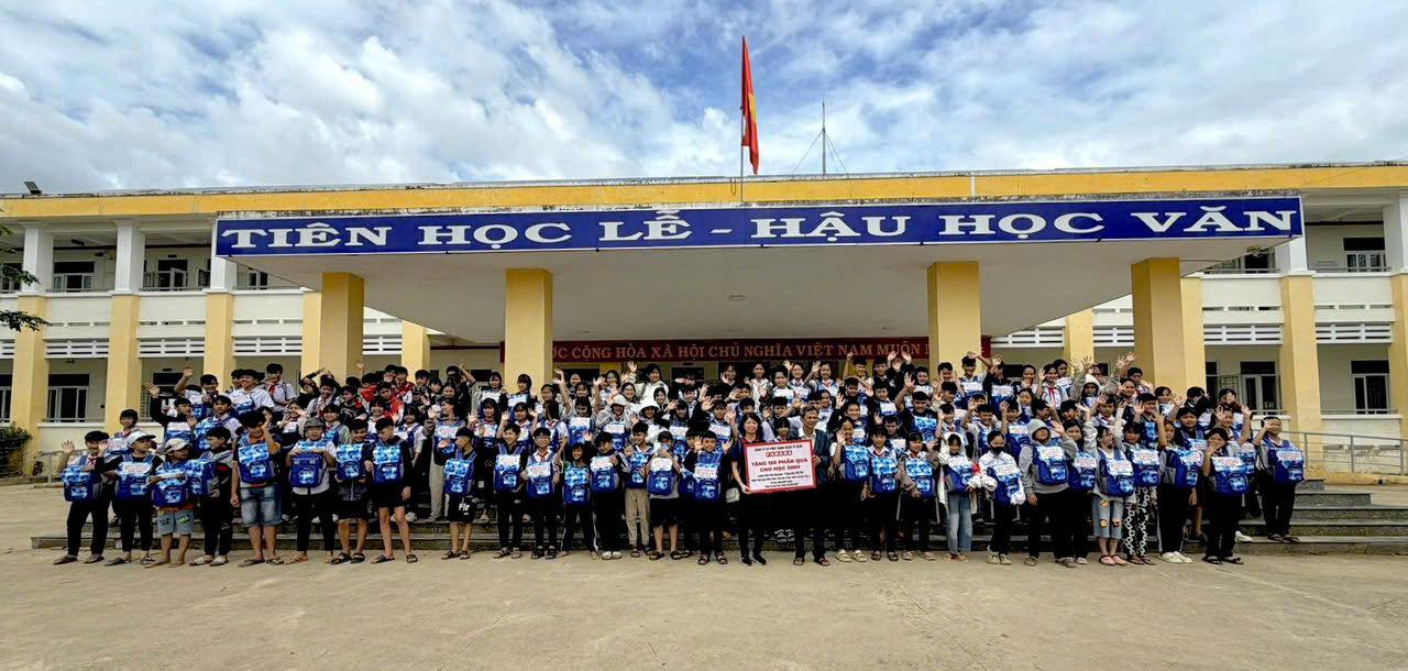 FAHASA Tiếp Sức Cho Các Em Học Sinh Có Hoàn Cảnh Khó Khăn Vùng Lũ Tại Tỉnh Đắk Lắk (Phú Yên Cũ) & Khánh Hòa
