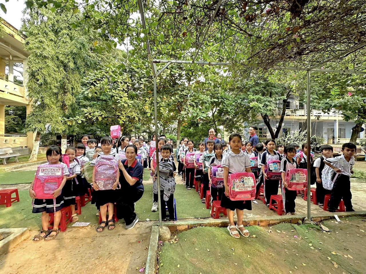 FAHASA Tiếp Sức Cho Các Em Học Sinh Có Hoàn Cảnh Khó Khăn Vùng Lũ Tại Tỉnh Đắk Lắk (Phú Yên Cũ) & Khánh Hòa