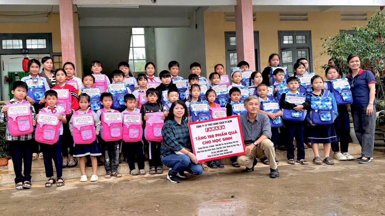 FAHASA Tiếp Sức Cho Các Em Học Sinh Có Hoàn Cảnh Khó Khăn Vùng Lũ Tại Tỉnh Đắk Lắk (Phú Yên Cũ) & Khánh Hòa