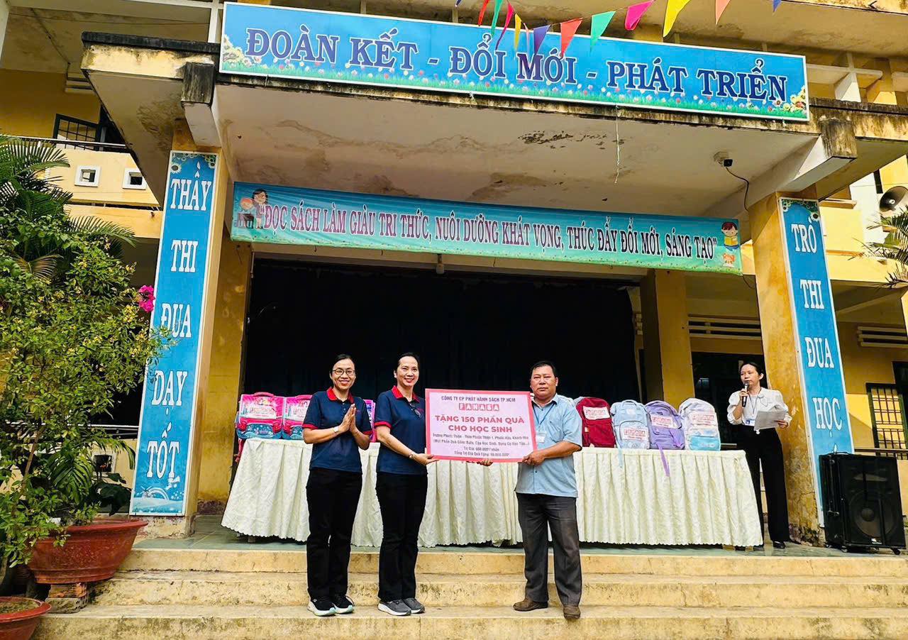 FAHASA Tiếp Sức Cho Các Em Học Sinh Có Hoàn Cảnh Khó Khăn Vùng Lũ Tại Tỉnh Đắk Lắk (Phú Yên Cũ) & Khánh Hòa