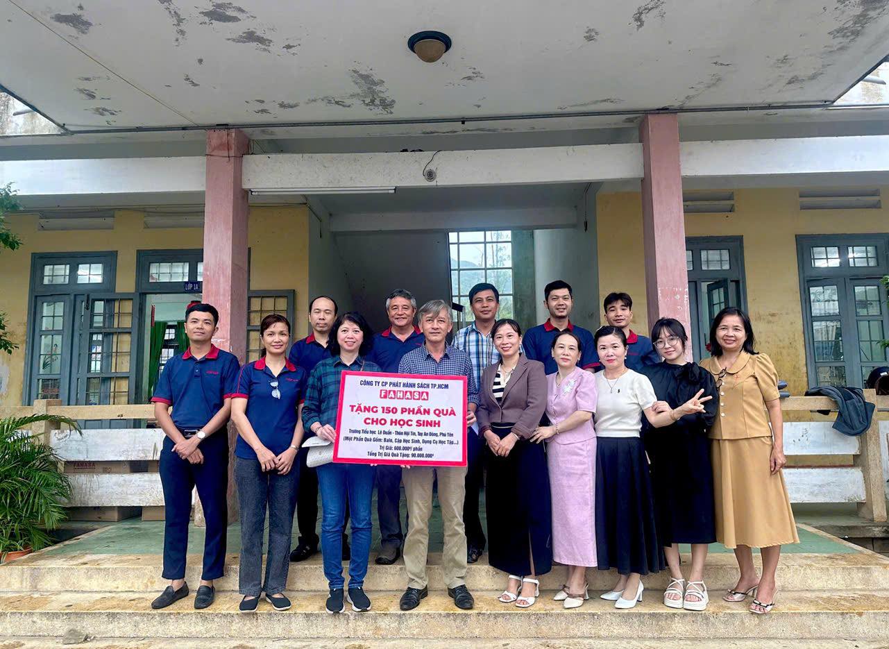 FAHASA Tiếp Sức Cho Các Em Học Sinh Có Hoàn Cảnh Khó Khăn Vùng Lũ Tại Tỉnh Đắk Lắk (Phú Yên Cũ) & Khánh Hòa