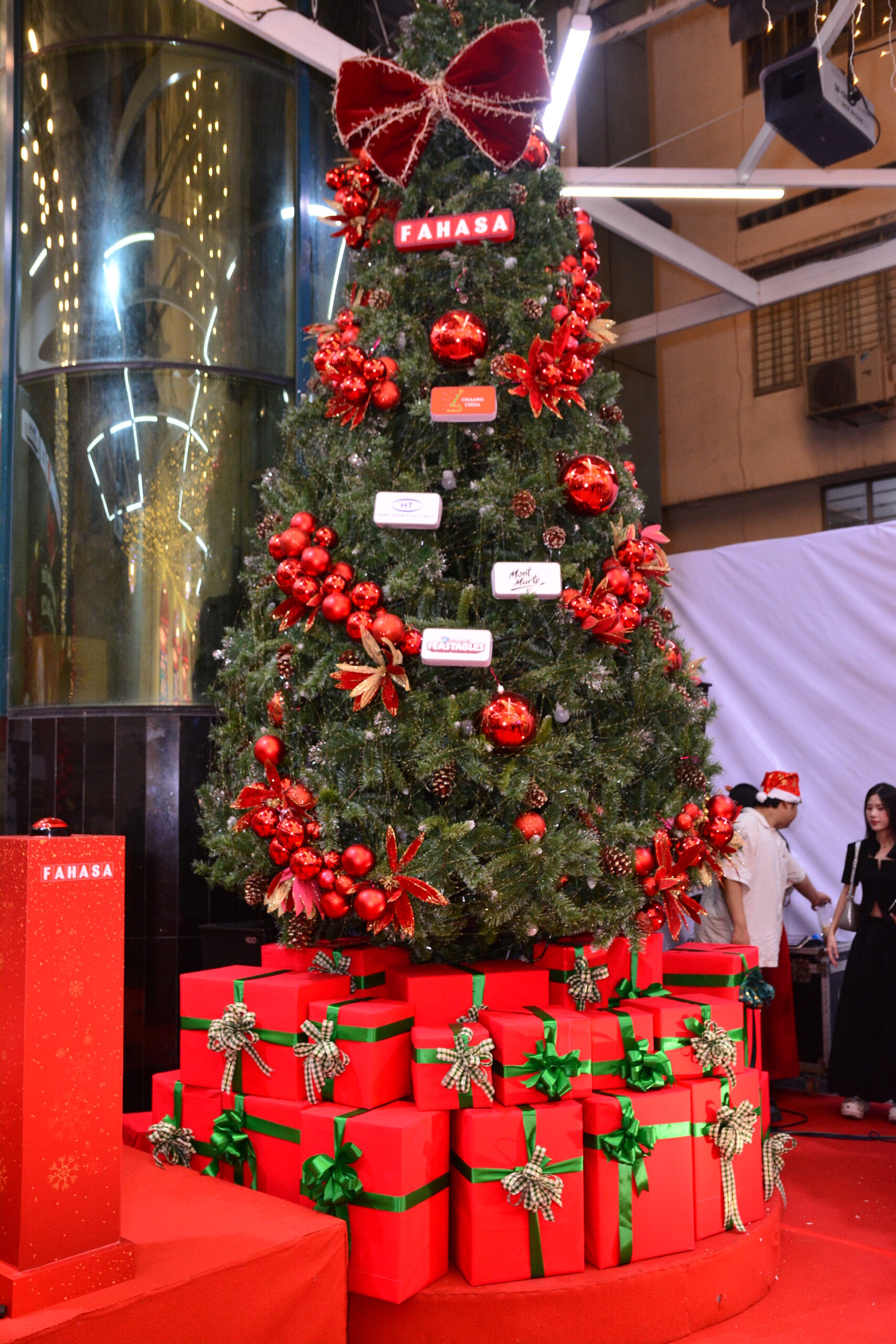 Cây thông noel tại Hội sách Xmas Fair tại Nhà sách FAHASA Tân Định Cây thông noel tại Hội sách Xmas Fair tại Nhà sách FAHASA Tân Định