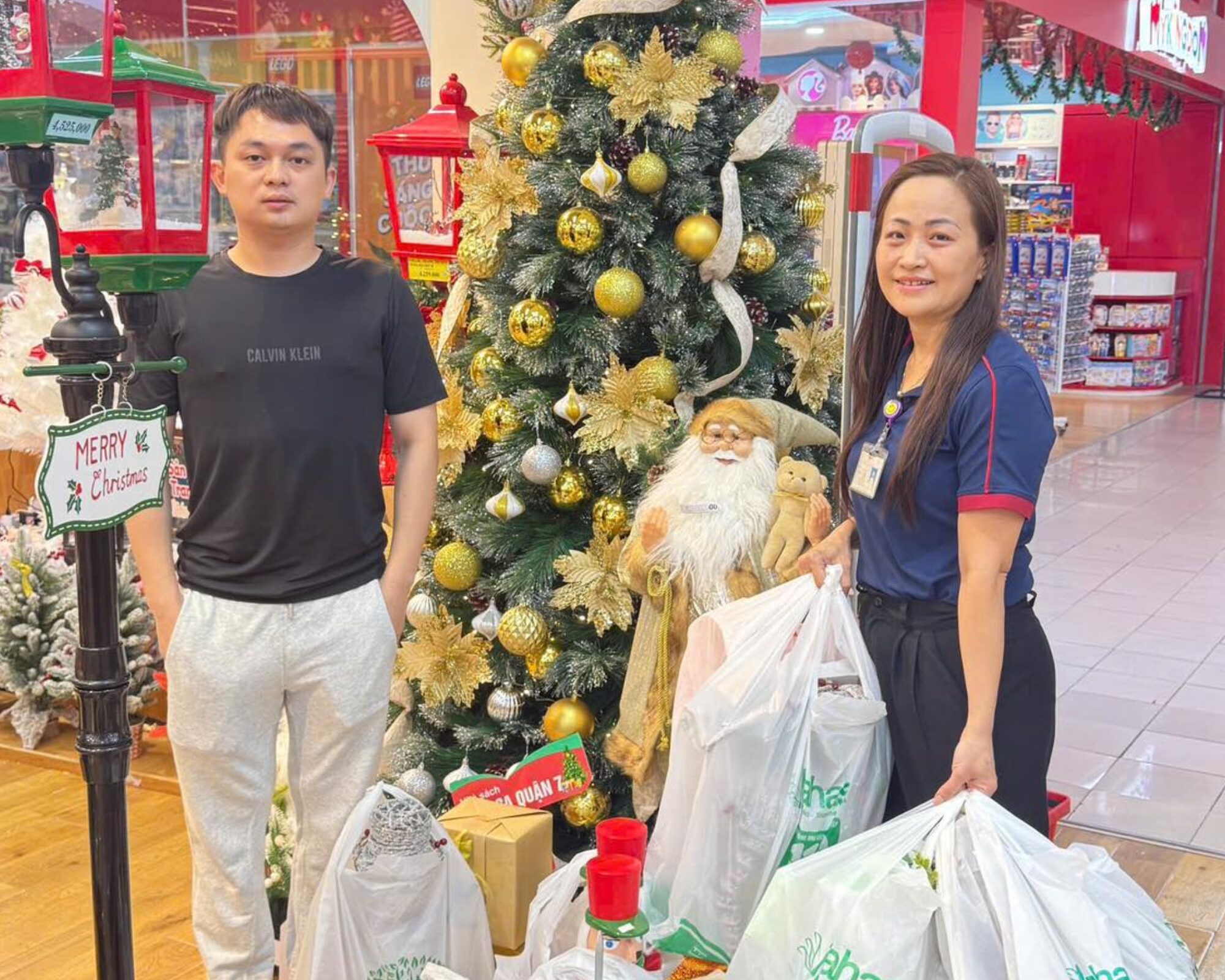 Khách hàng Chi hơn 30 triệu đồng mua đồ trang trí Giáng sinh ở TP.HCM tại FAHASA