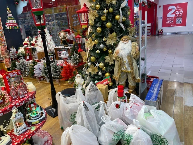 Khach_mua_do_Giang_sinh_ tại FAHASA