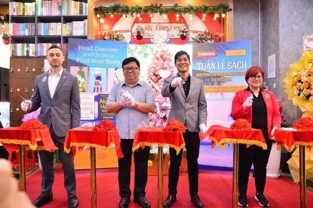 Lãnh đạo FAHASA và khách mời cắt băng khai mạc tuần lễ sách của Penguin Random House. Ảnh: Q.TRÂN