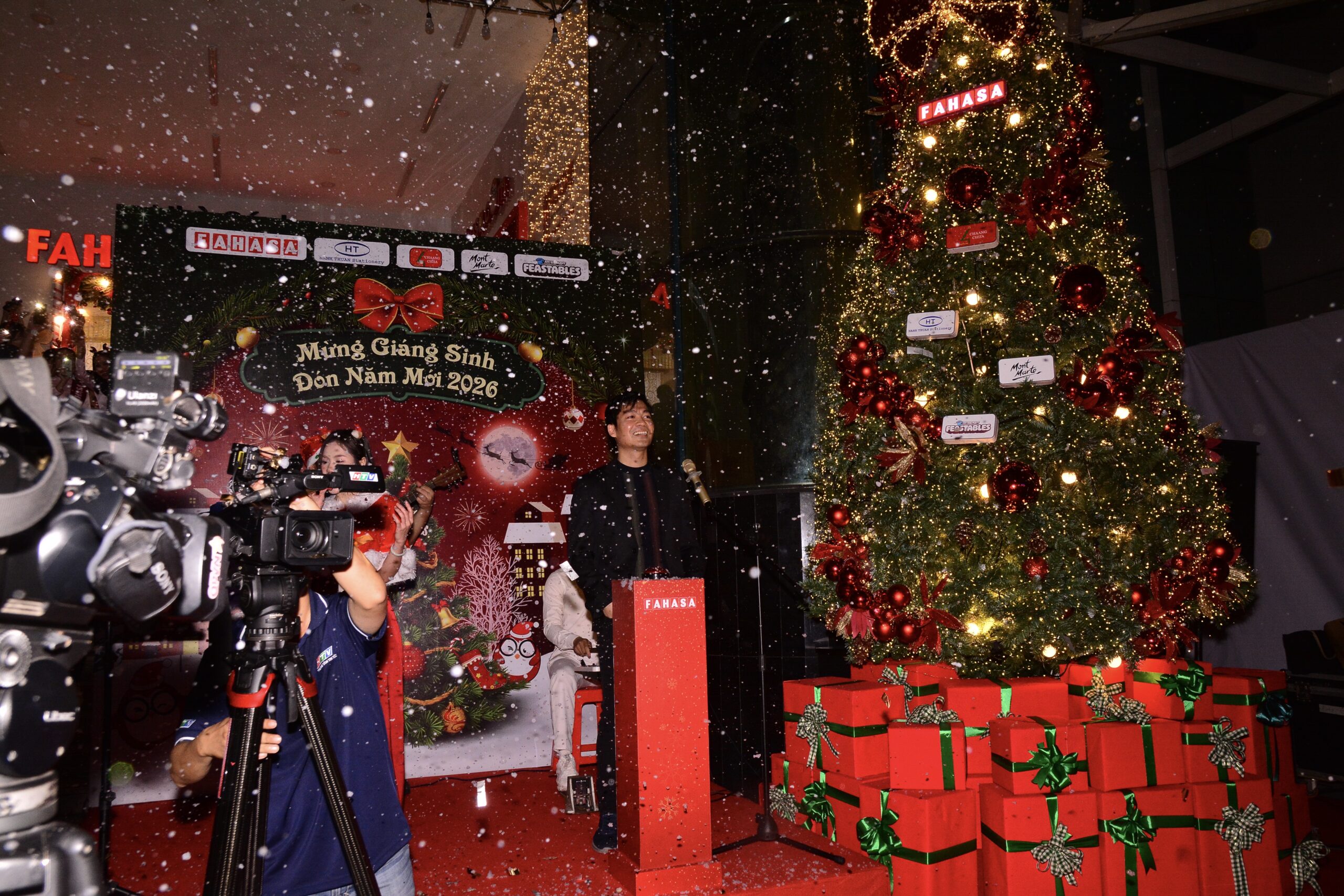 Lễ Hội Countdown - Thắp Sáng Cây Thông tại Nhà sách FAHASA Tân Định (3) Lễ Hội Countdown - Thắp Sáng Cây Thông tại Nhà sách FAHASA Tân Định (3)