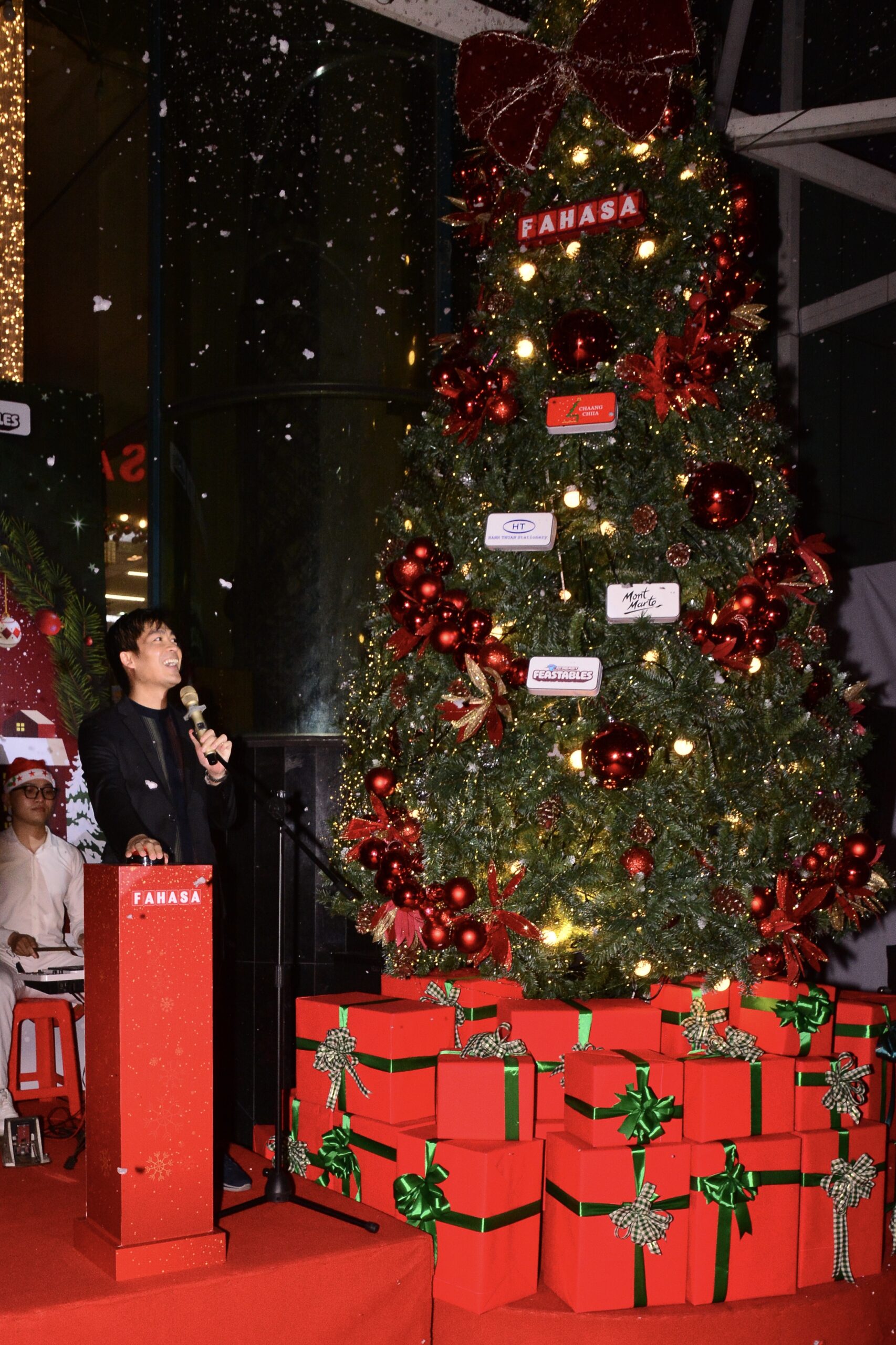 Lễ Hội Countdown - Thắp Sáng Cây Thông tại Nhà sách FAHASA Tân Định Lễ Hội Countdown - Thắp Sáng Cây Thông tại Nhà sách FAHASA Tân Định