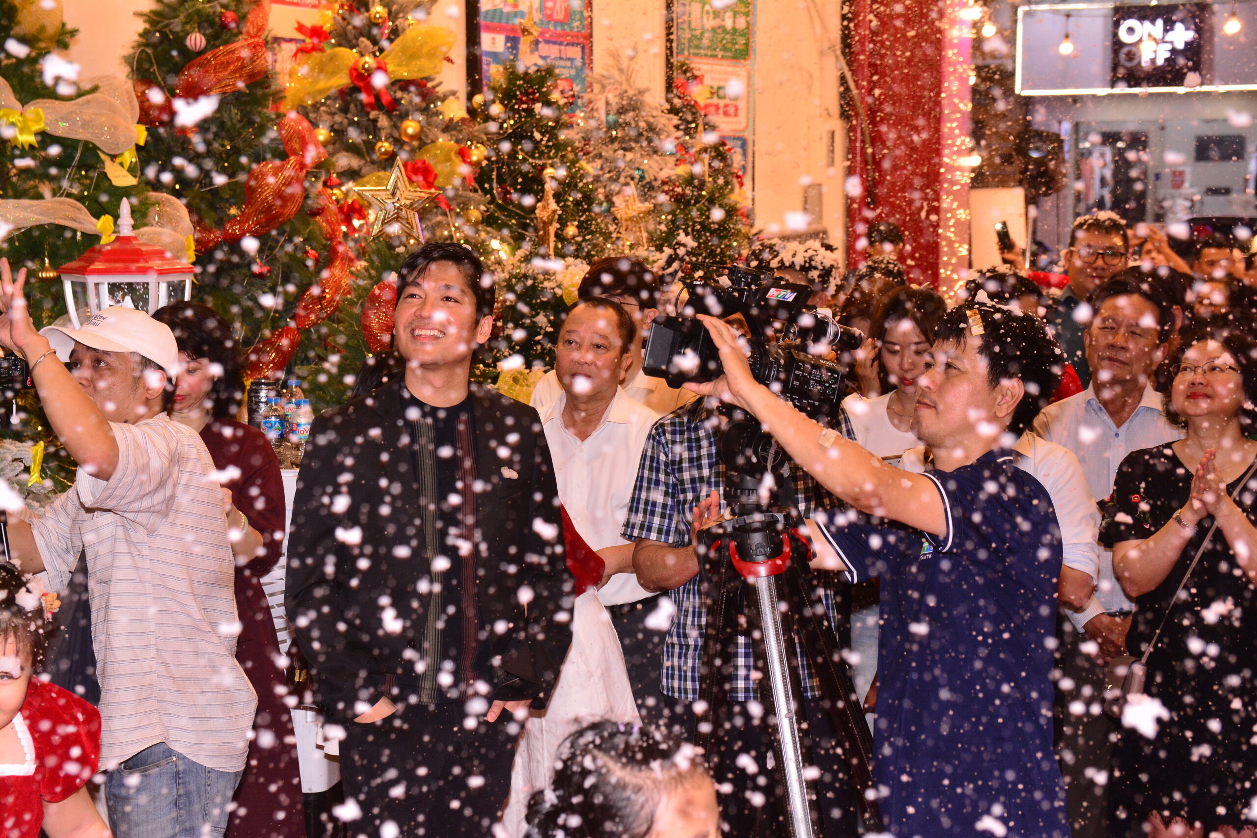 Lễ Hội Countdown - Thắp Sáng Cây Thông tại Nhà sách FAHASA Tân Định Lễ Hội Countdown - Thắp Sáng Cây Thông tại Nhà sách FAHASA Tân Định