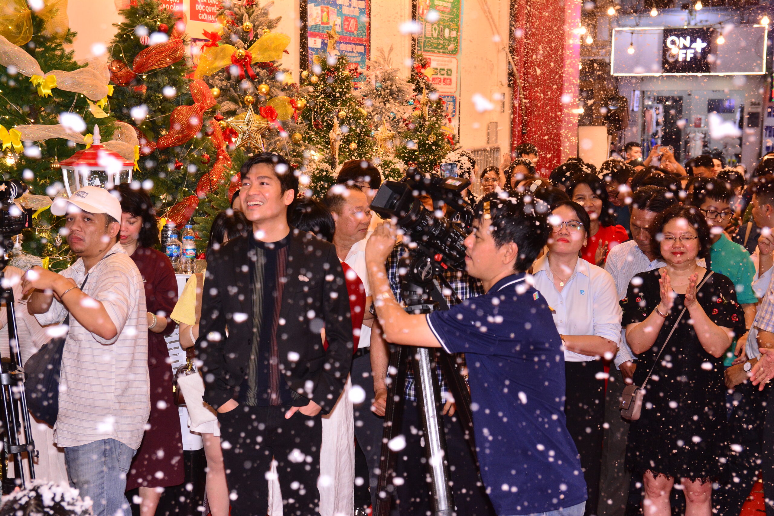 Lễ Hội Countdown - Thắp Sáng Cây Thông tại Nhà sách FAHASA Tân Định (3)