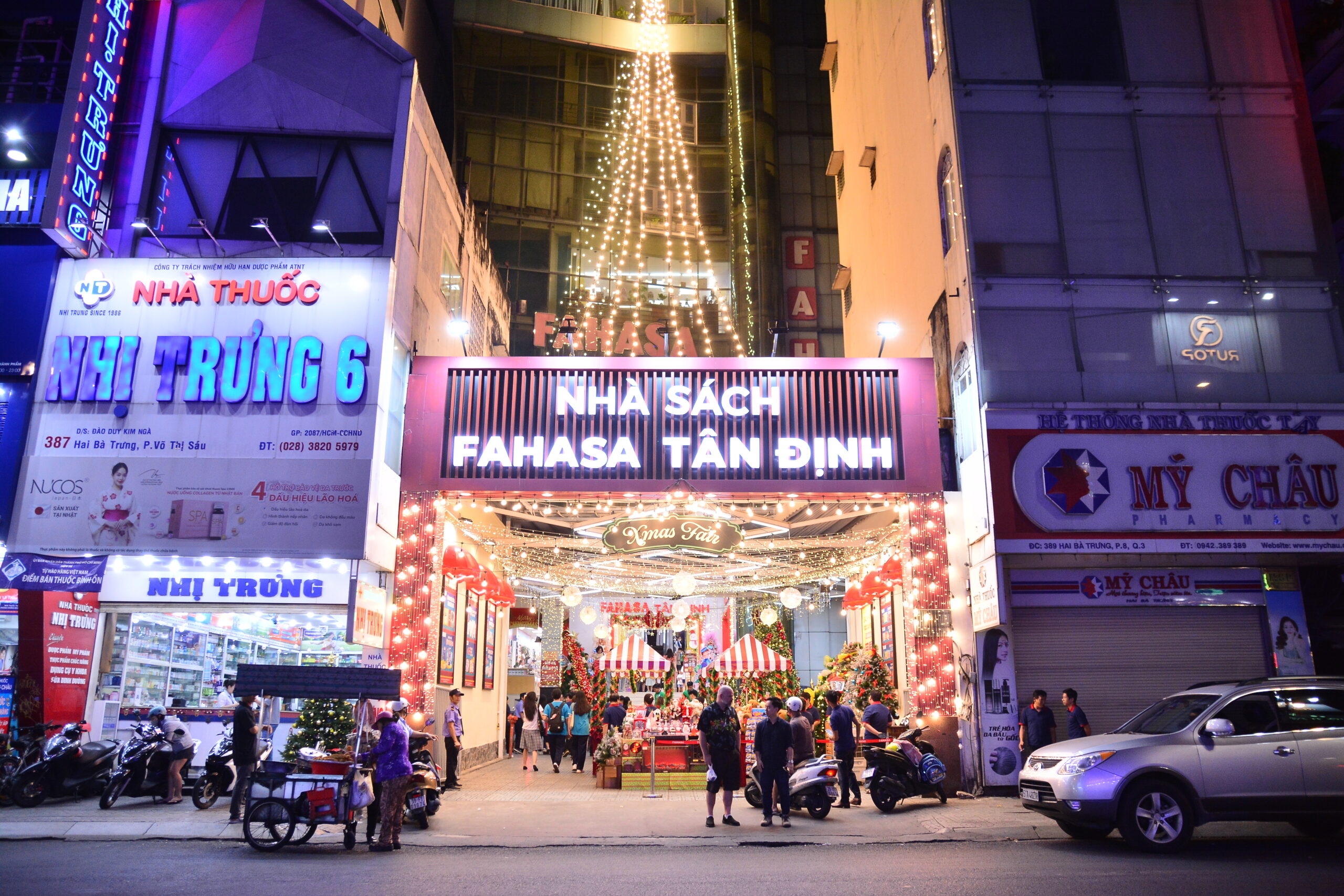 Lễ Hội Countdown - Thắp Sáng Cây Thông tại Nhà sách FAHASA Tân Định Lễ Hội Countdown - Thắp Sáng Cây Thông tại Nhà sách FAHASA Tân Định