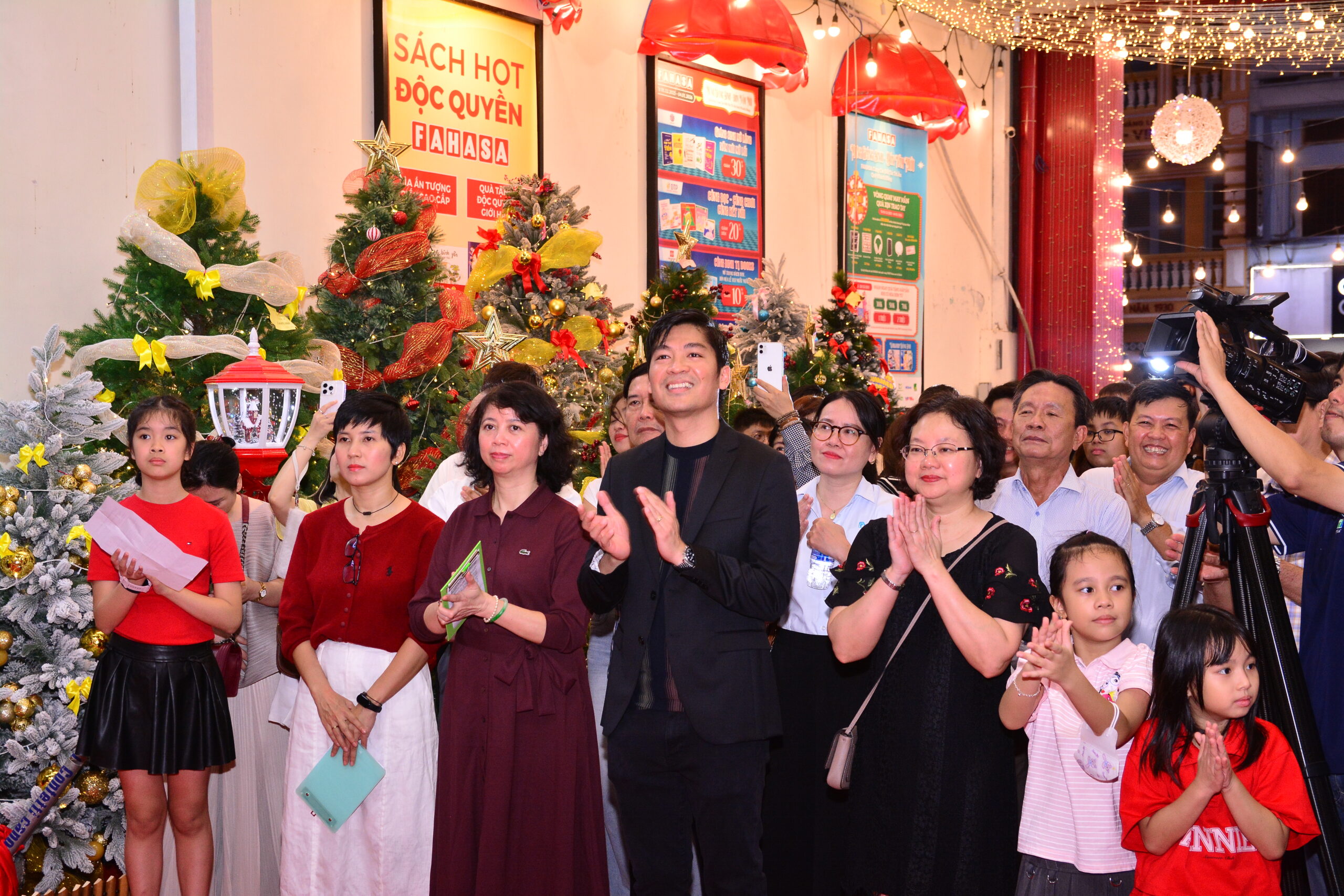 Lễ Hội Countdown - Thắp Sáng Cây Thông tại Nhà sách FAHASA Tân Định Lễ Hội Countdown - Thắp Sáng Cây Thông tại Nhà sách FAHASA Tân Định
