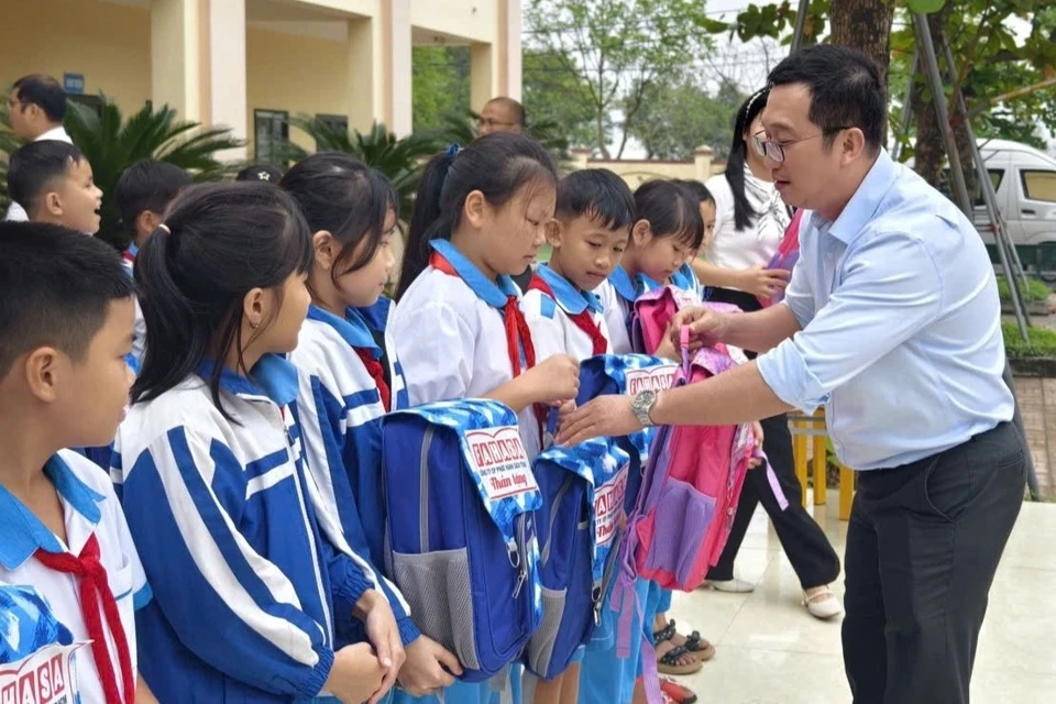 Một buổi trao quà trong khuôn khổ hoạt động trao 1.500 phần quà cho học sinh tại vùng chịu ảnh hưởng của lũ lụt, mưa bão vào đầu tháng 11.