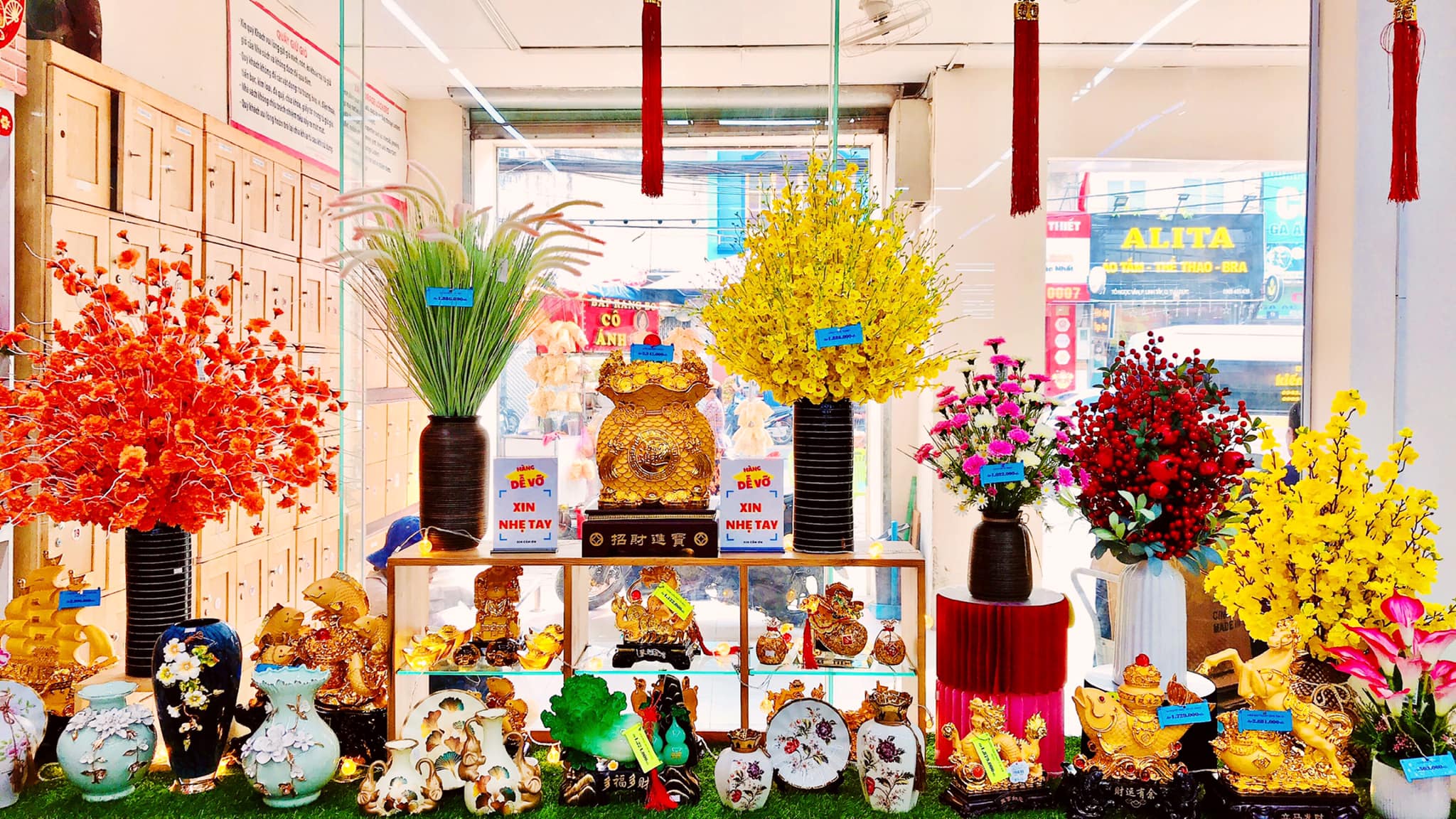 Mua sản phẩm trang trí tết ở FAHASA 