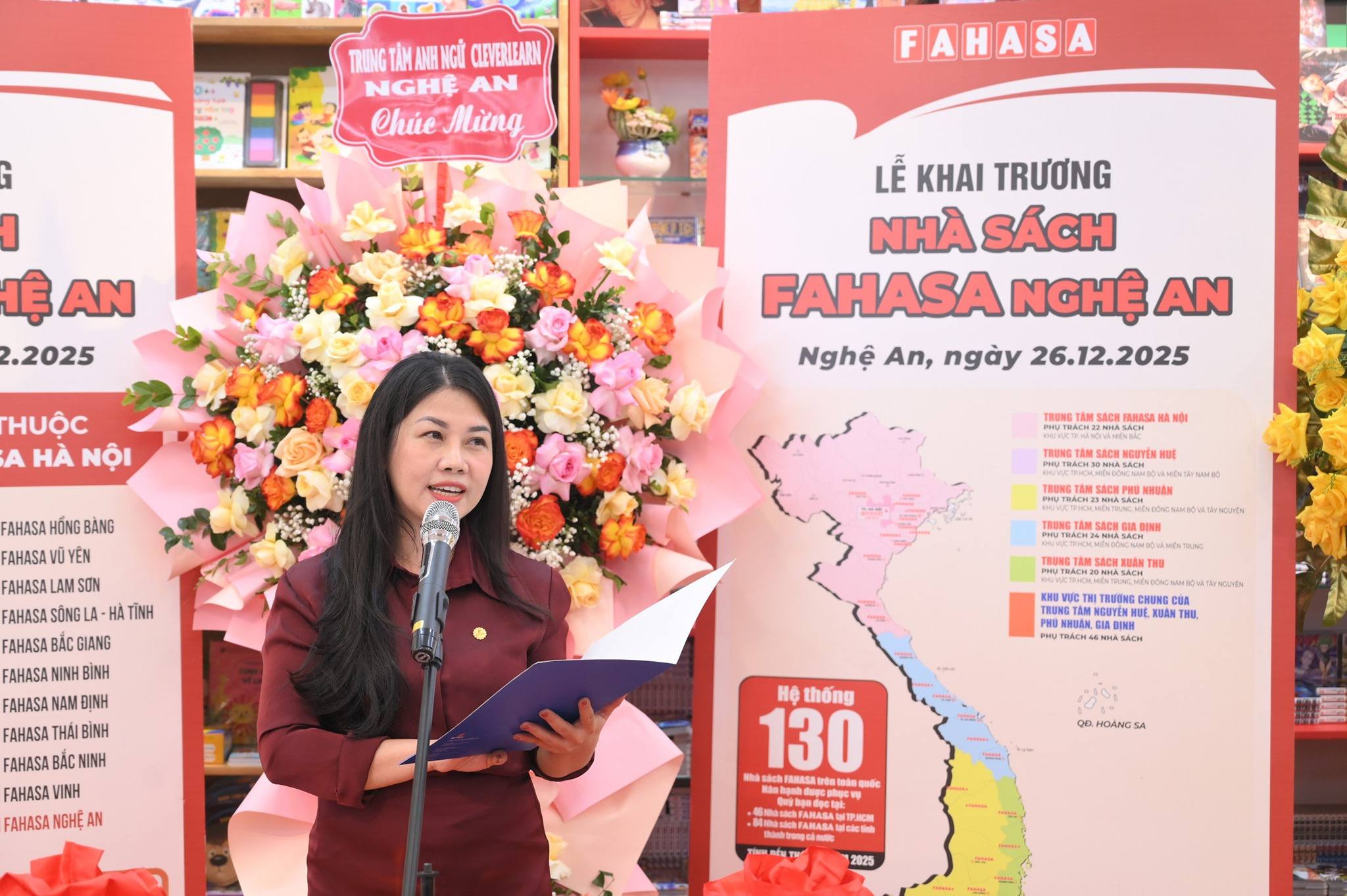 Hình ảnh phát biểu tại Lễ khai trương Nhà sách FAHASA Nghệ An