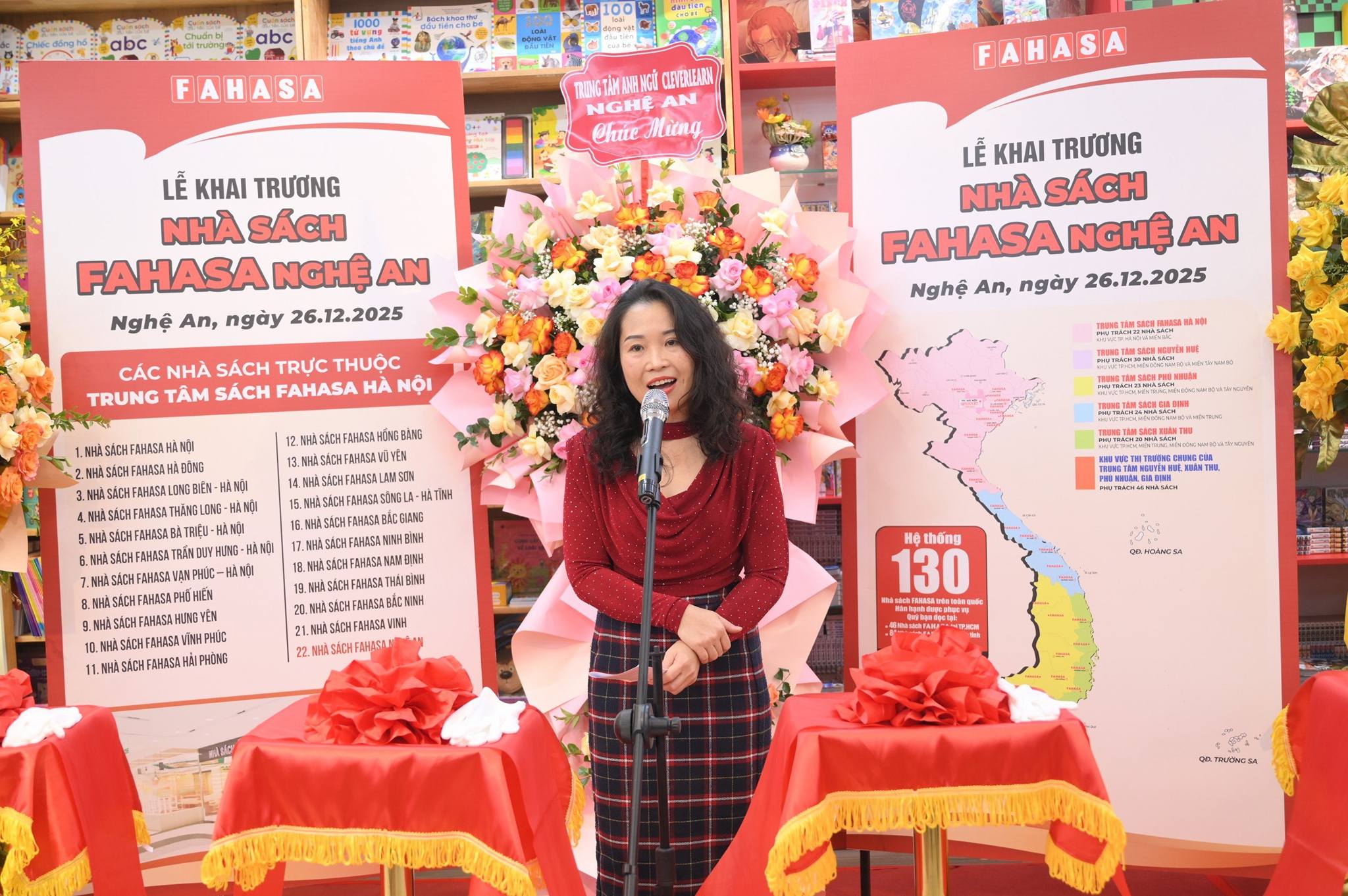 Hình ảnh phát biểu tại Lễ khai trương Nhà sách FAHASA Nghệ An