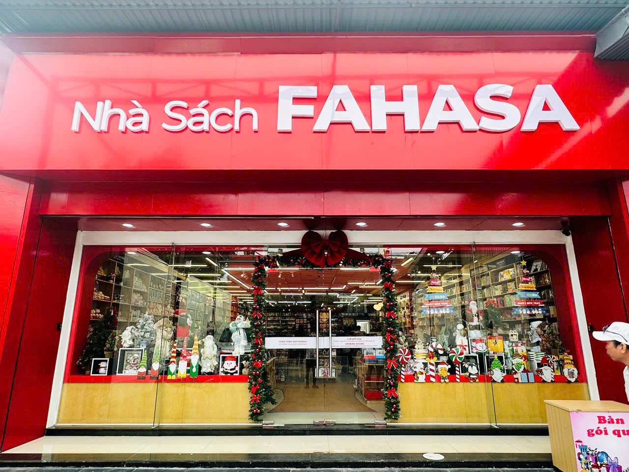 Nhà sách FAHASA Bà Điểm mặt tiền