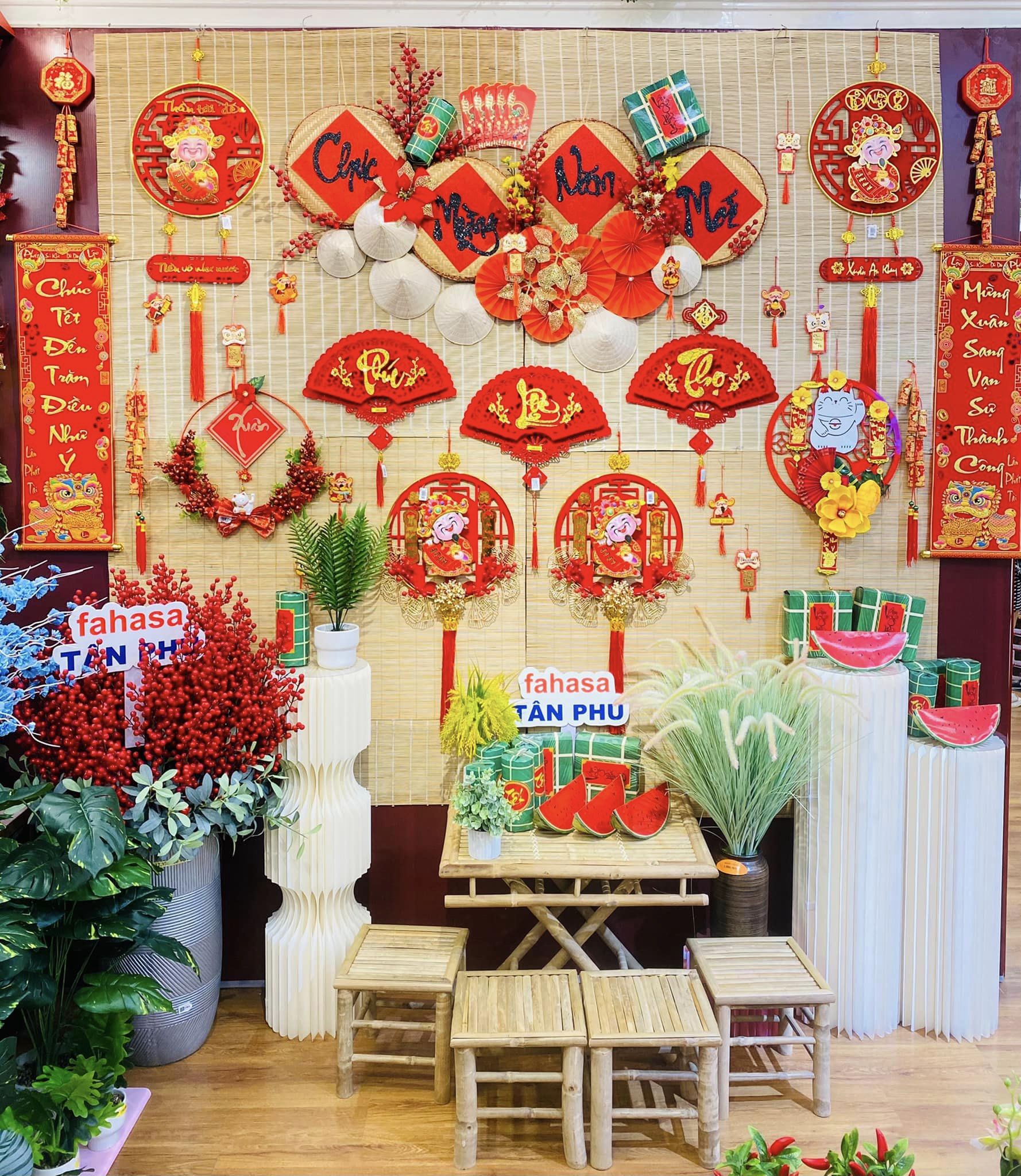 Nguồn gốc củaTết Nguyên Đán, còn gọi là Tết Cả, Tết Âm lịch, Tết Cổ truyền. Hình ảnh tại Nhà sách FAHASA Tân Phú Nguồn gốc củaTết Nguyên Đán, còn gọi là Tết Cả, Tết Âm lịch, Tết Cổ truyền. Hình ảnh tại Nhà sách FAHASA Tân Phú