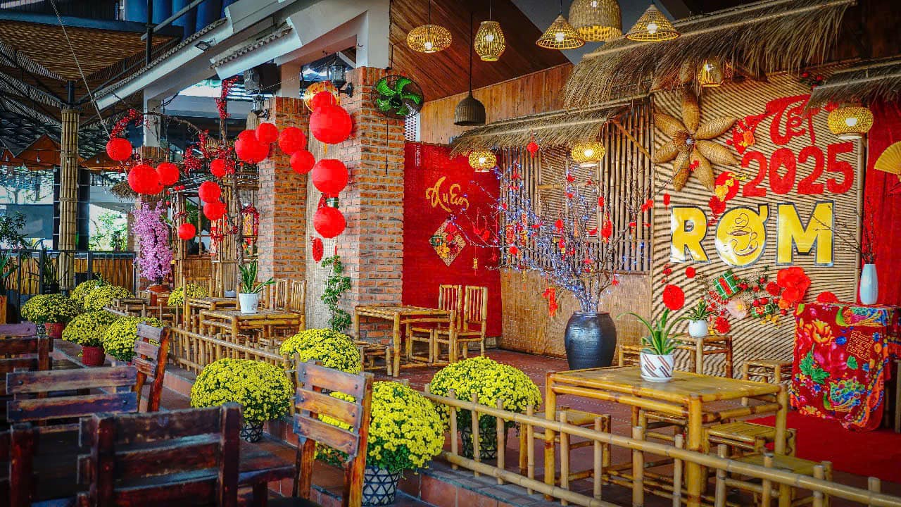 Trang trí Tết cho cửa hàng và quán cà phê với không gian rực rỡ, thu hút khách dịp Tết Trang trí Tết cho cửa hàng và quán cà phê với không gian rực rỡ, thu hút khách dịp Tết