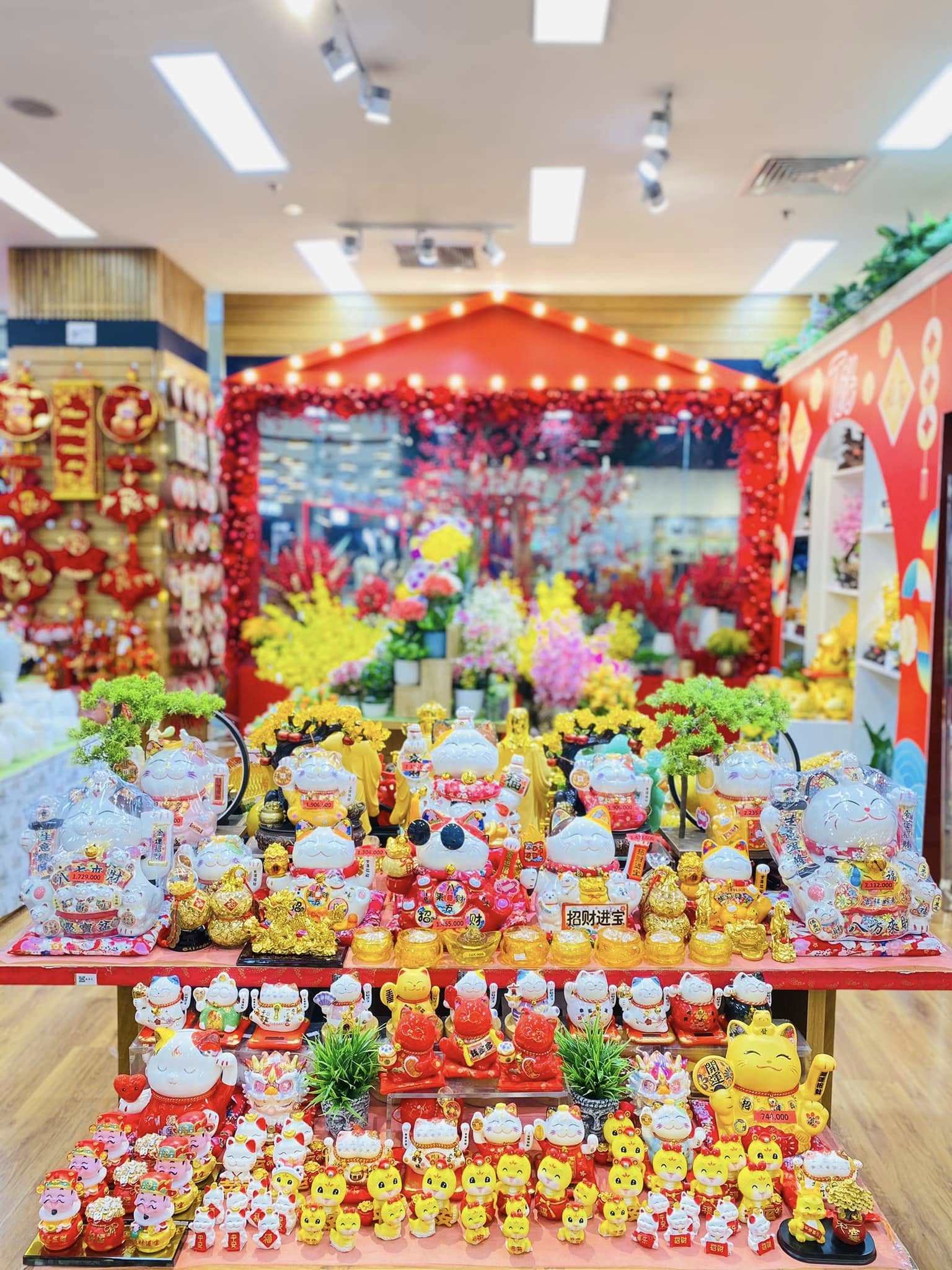 Phụ kiện trang trí tết tạo điểm nhấn: Móc treo, tượng mini, mô hình Tết. Nguồn: Nhà sách FAHASA Tân Phú