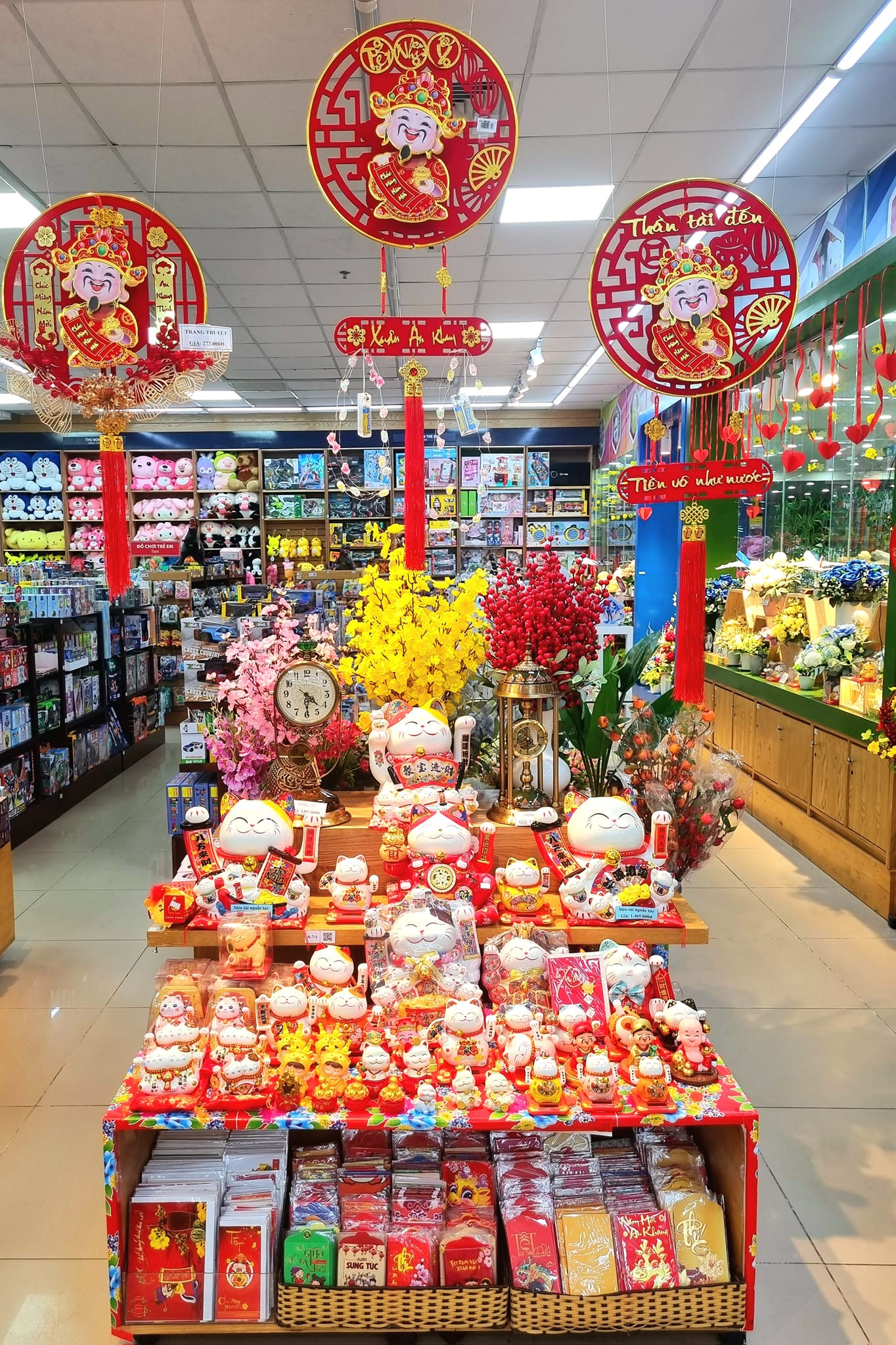 Phụ kiện trang trí tết tạo điểm nhấn: Móc treo, tượng mini, mô hình Tết