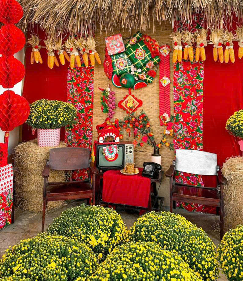 Quán cafe trang trí theo chủ đề Tết mang đậm tính cổ truyền