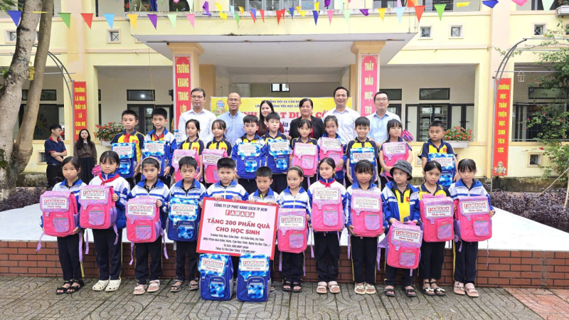 Trao đồ dùng học tập cho các em học sinh vùng lũ